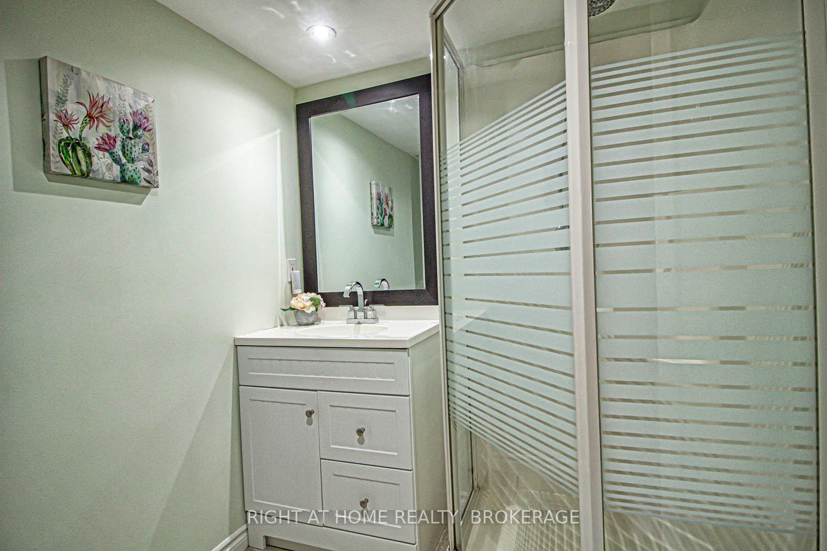 2 Bedrooms Condo at 1451 Walker’s, Burlington For sale