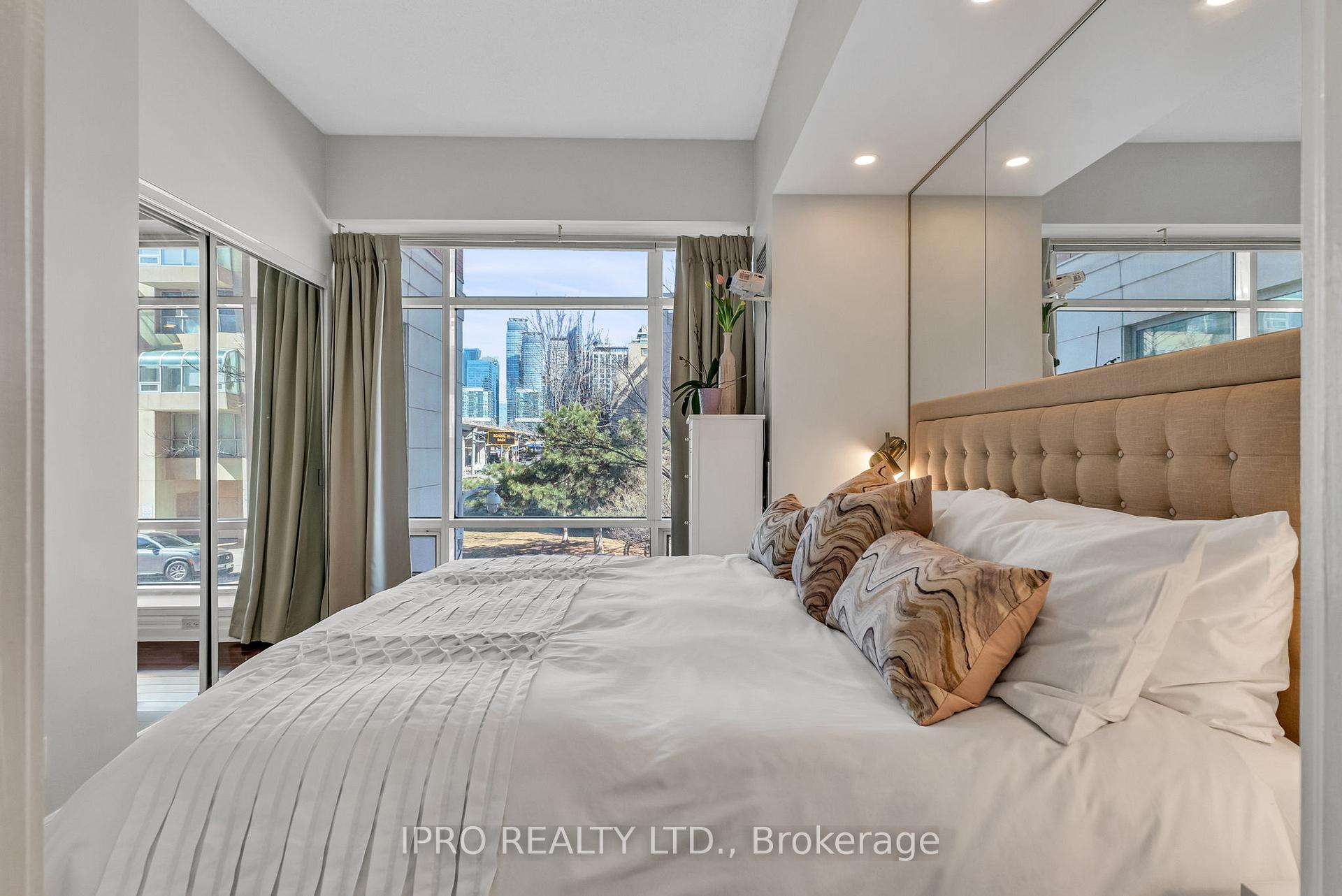 3 Bedrooms Condo at 500 Queens, Toronto For sale