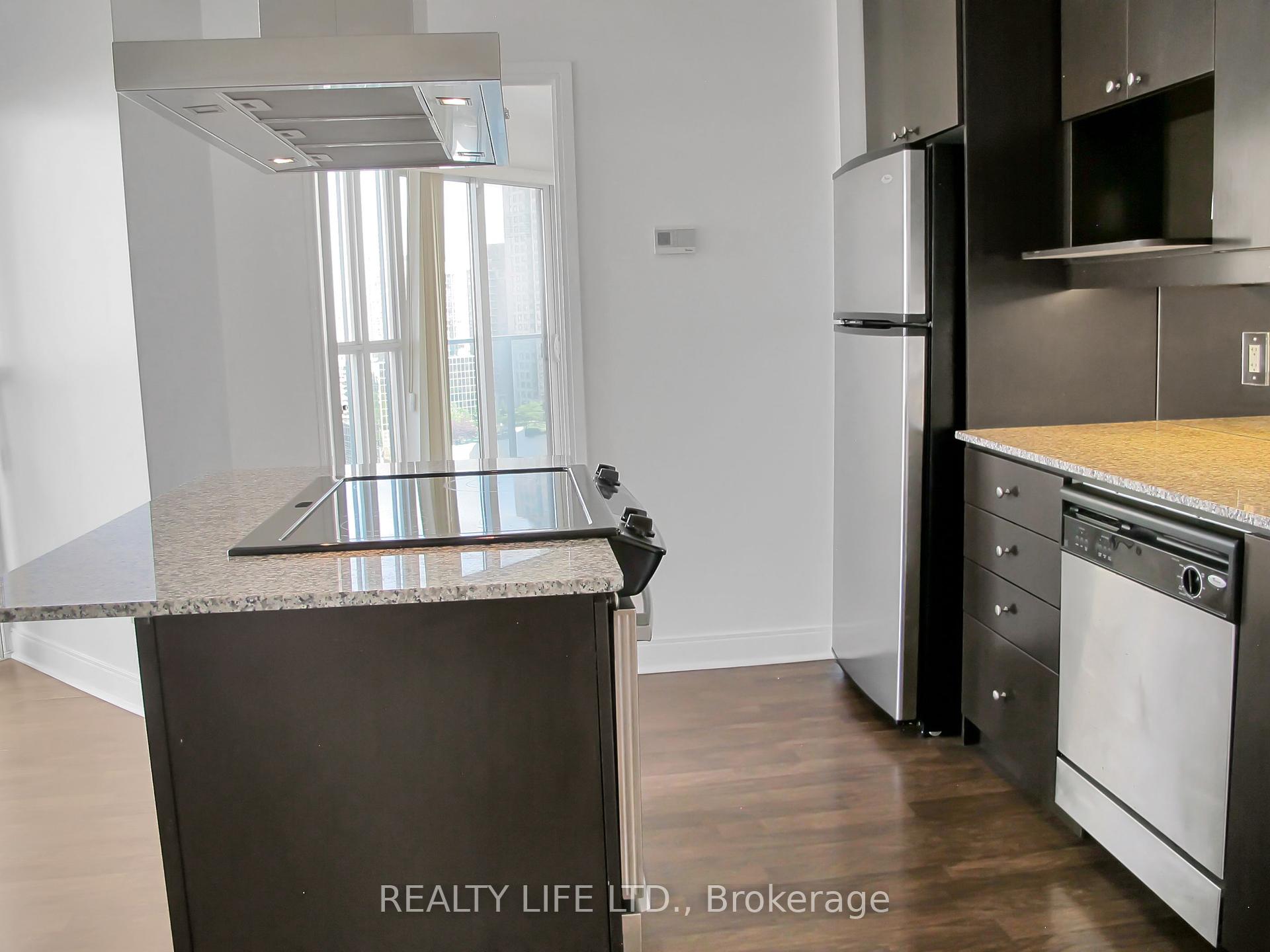 2 Bedrooms Condo at 60 Absolute, Mississauga For sale