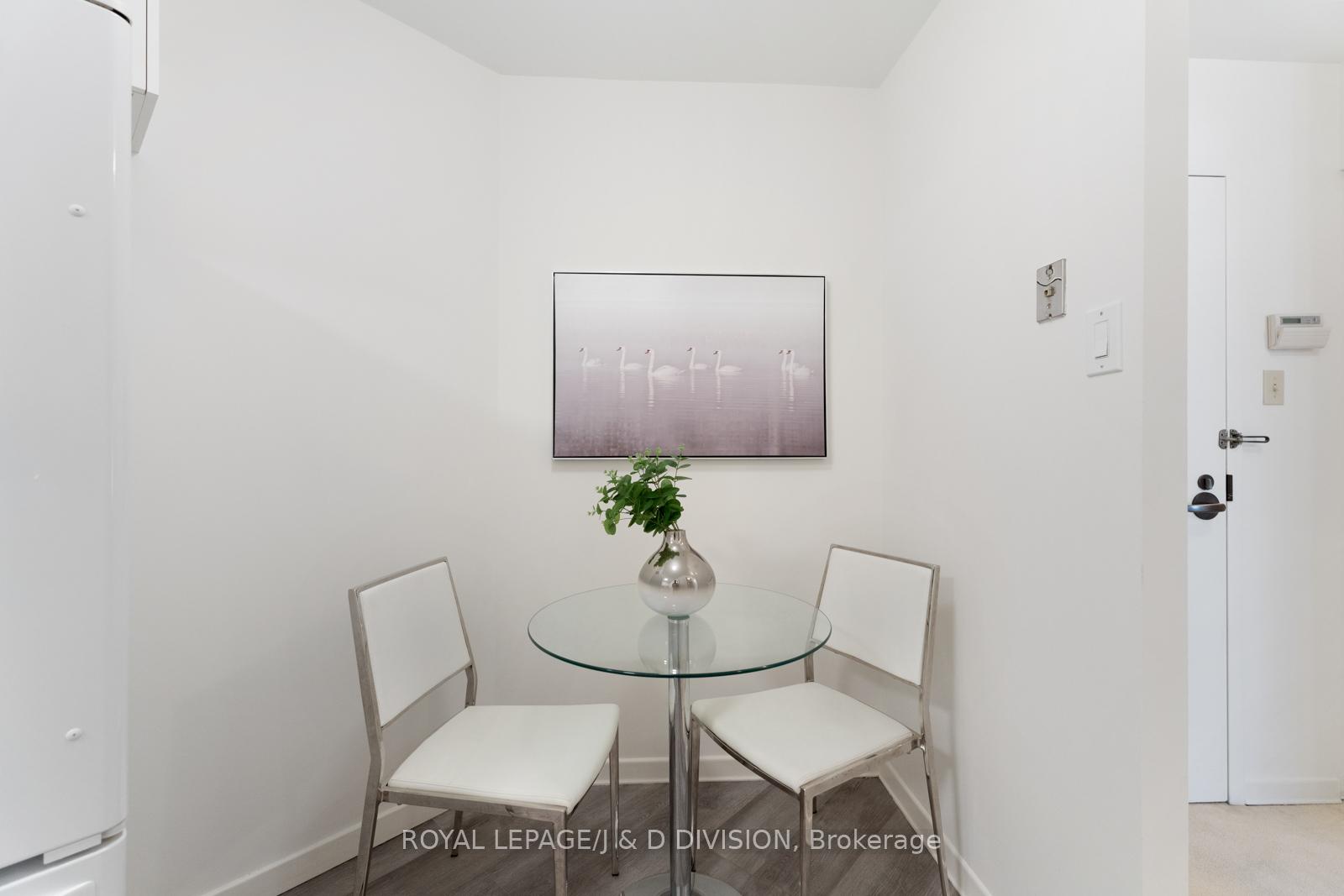 2 Bedrooms Condo at 25 Maitland,  Toronto For sale