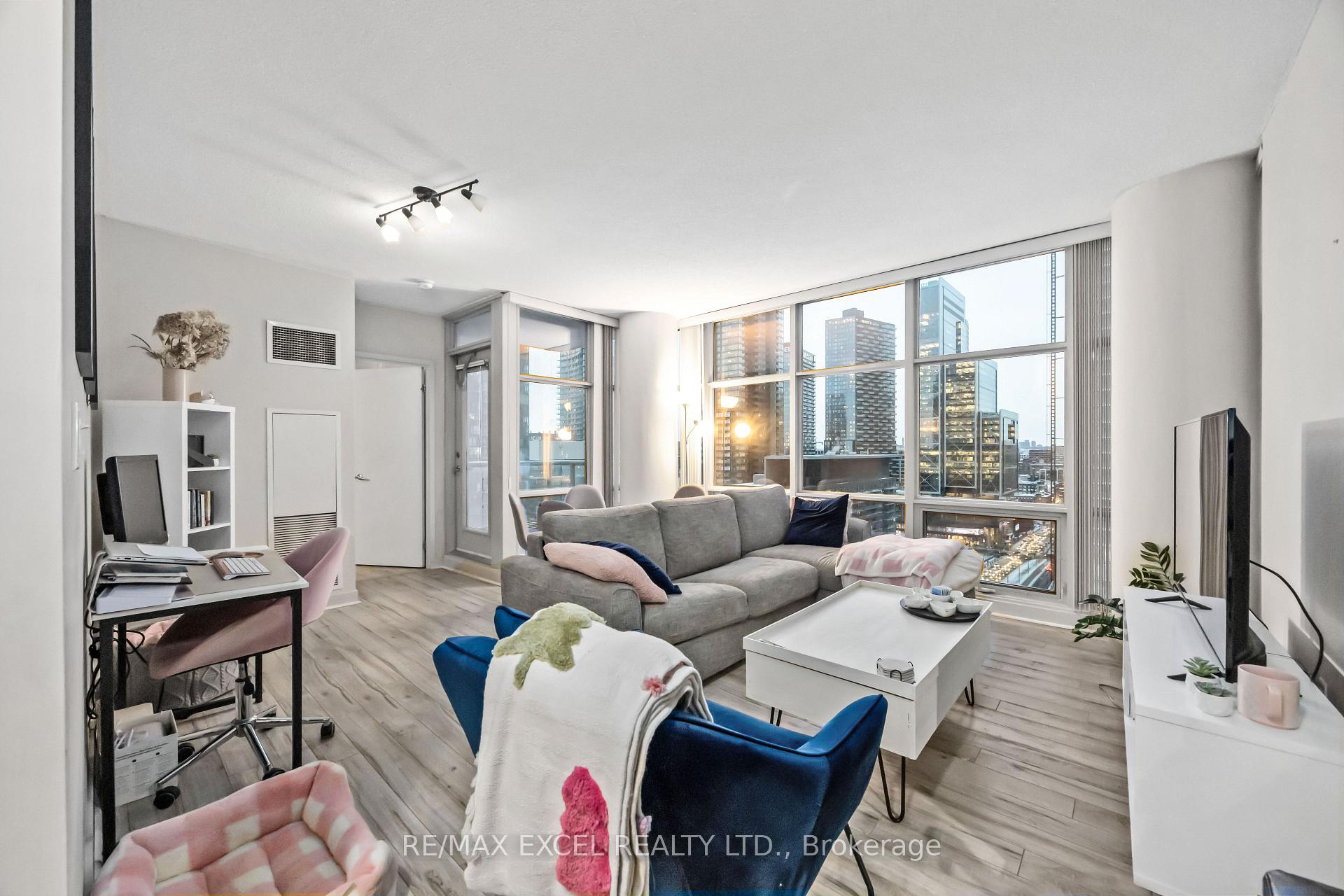 2 Bedrooms Condo at 35 Mariner, Toronto For sale
