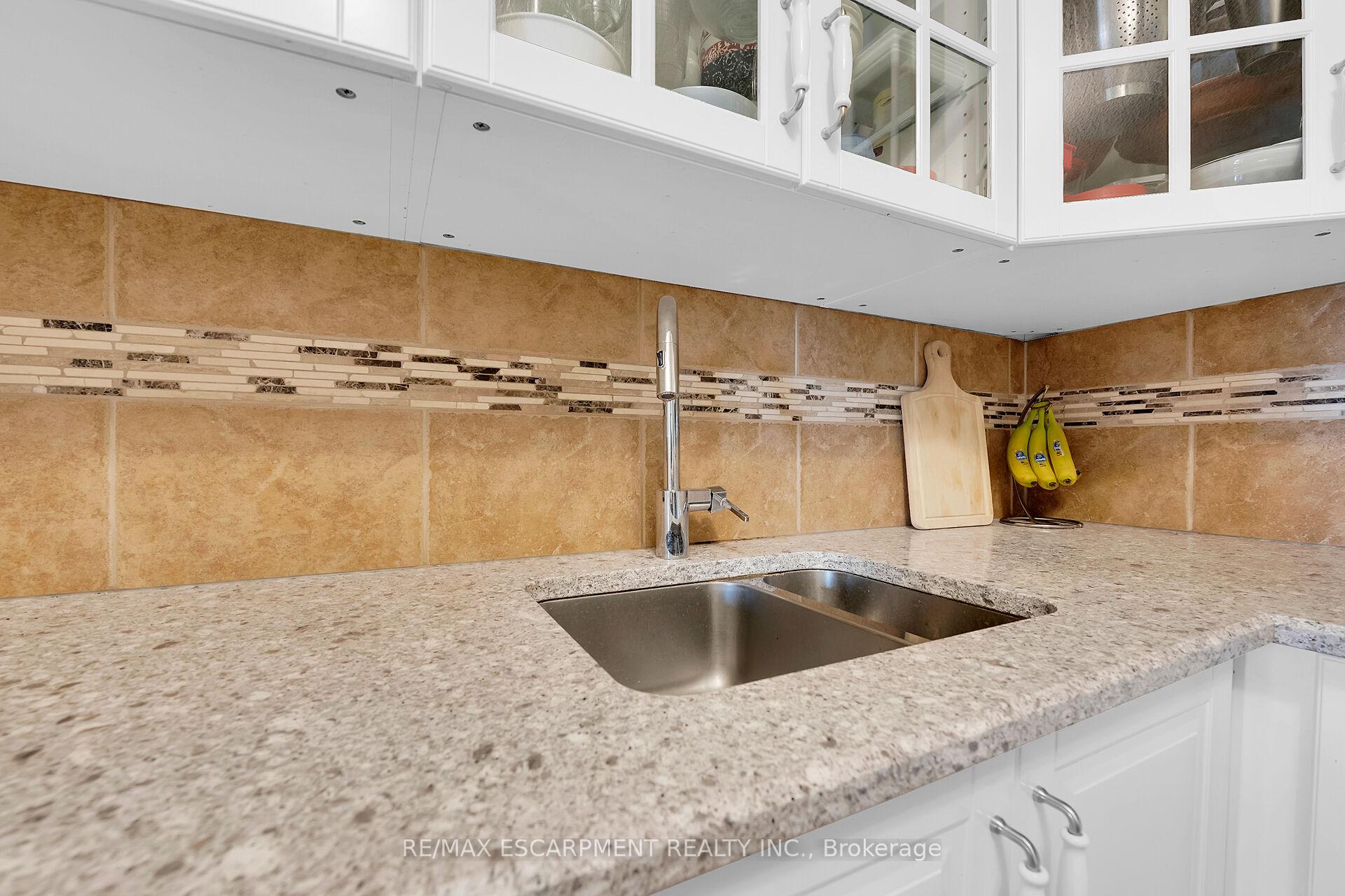 3 Bedrooms Condo at 301 Frances, Hamilton For sale
