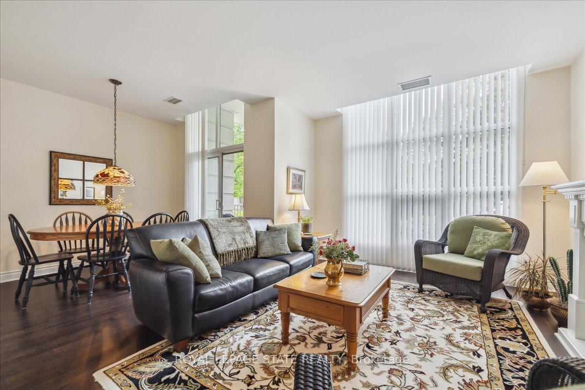 2 Bedrooms Condo at 442 Maple, Burlington For sale