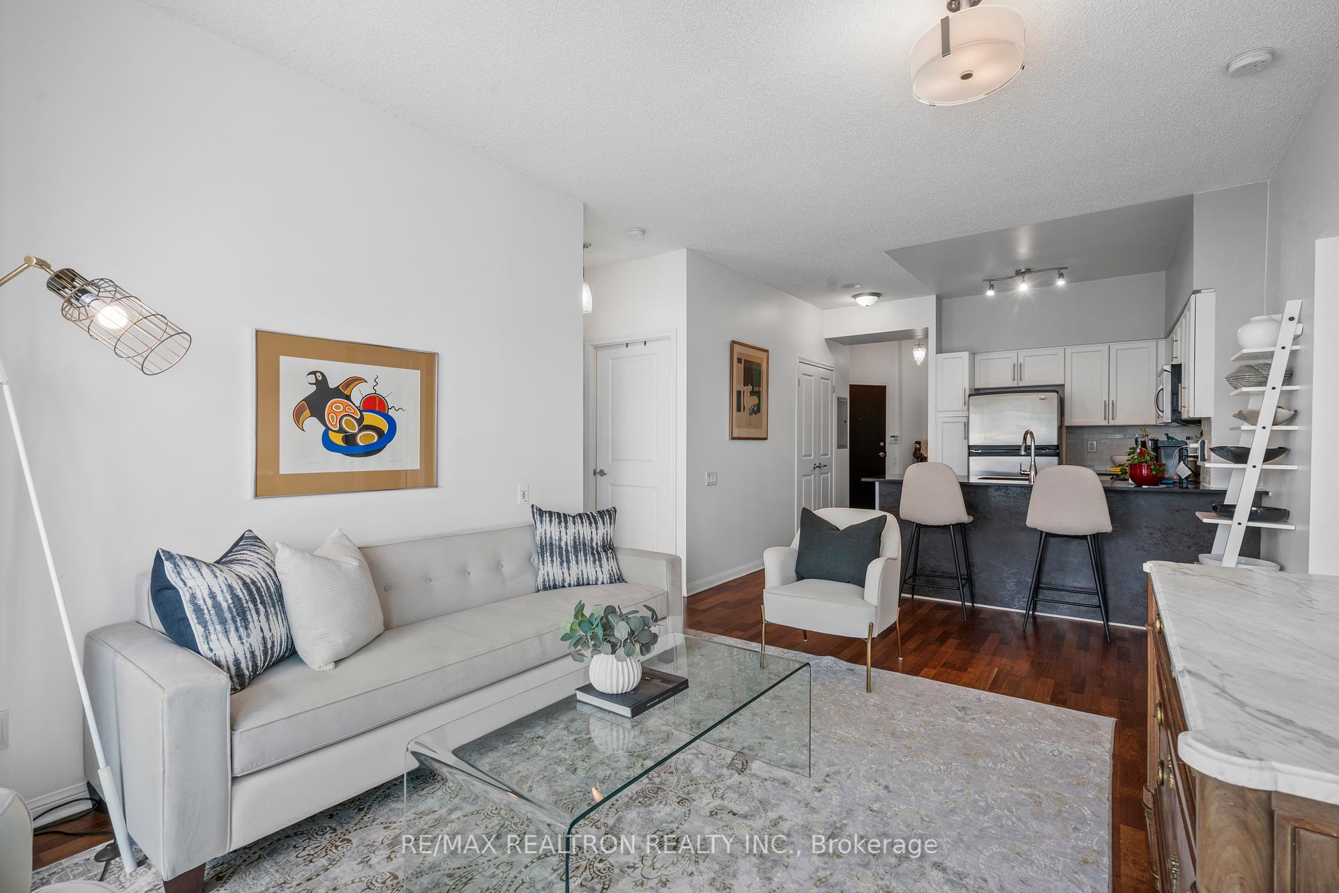 2 Bedrooms Condo at 15 Windermere, Toronto For sale