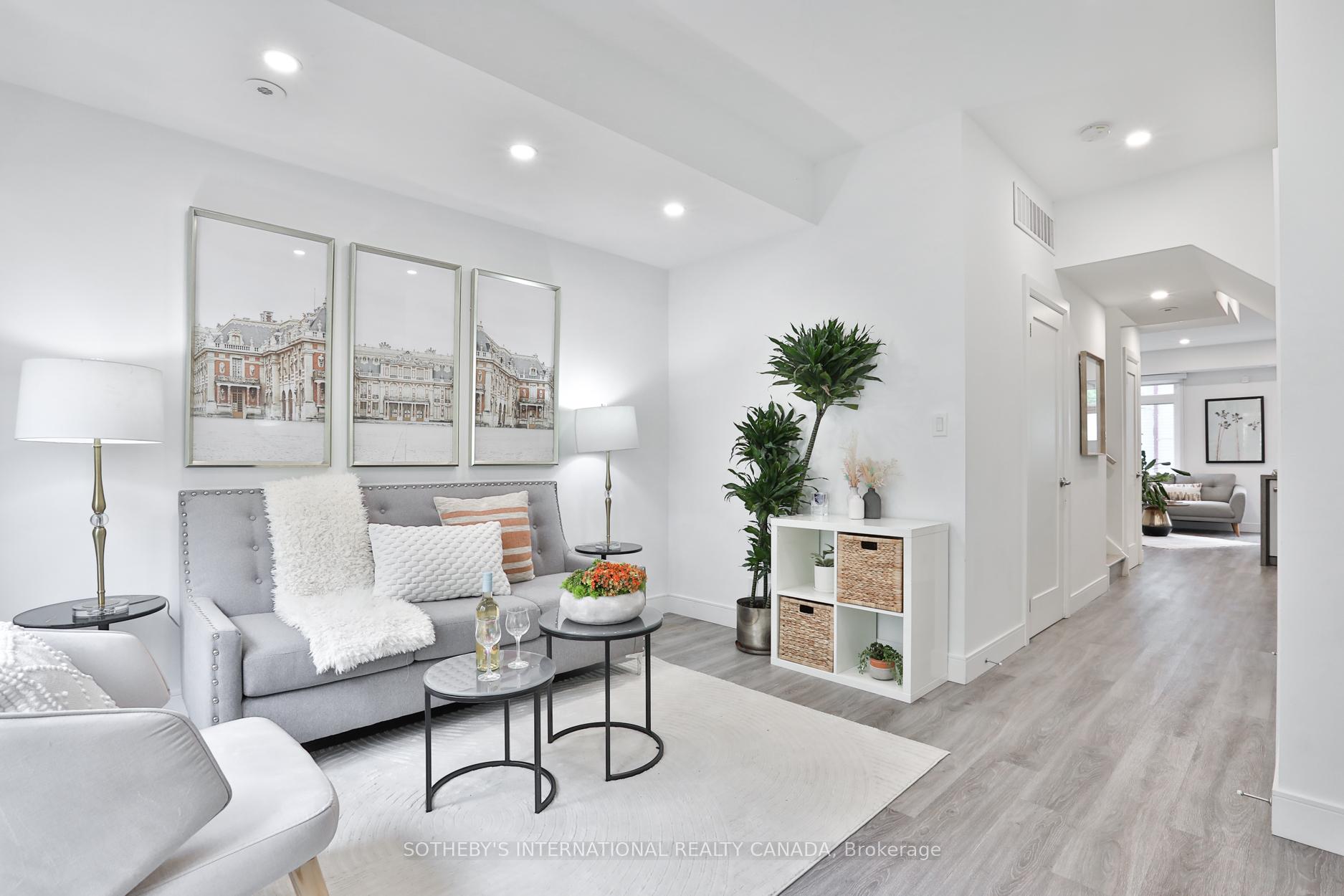 3 Bedrooms Condo at 98 Carr, Toronto For sale