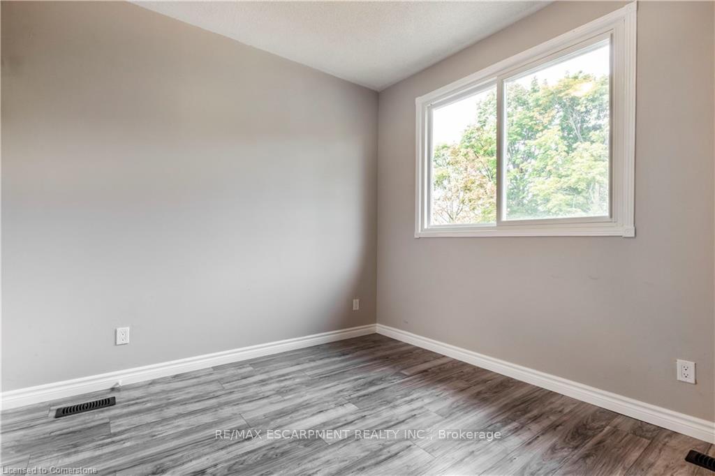 3 Bedrooms Condo at 4199 Longmoor, Burlington For sale