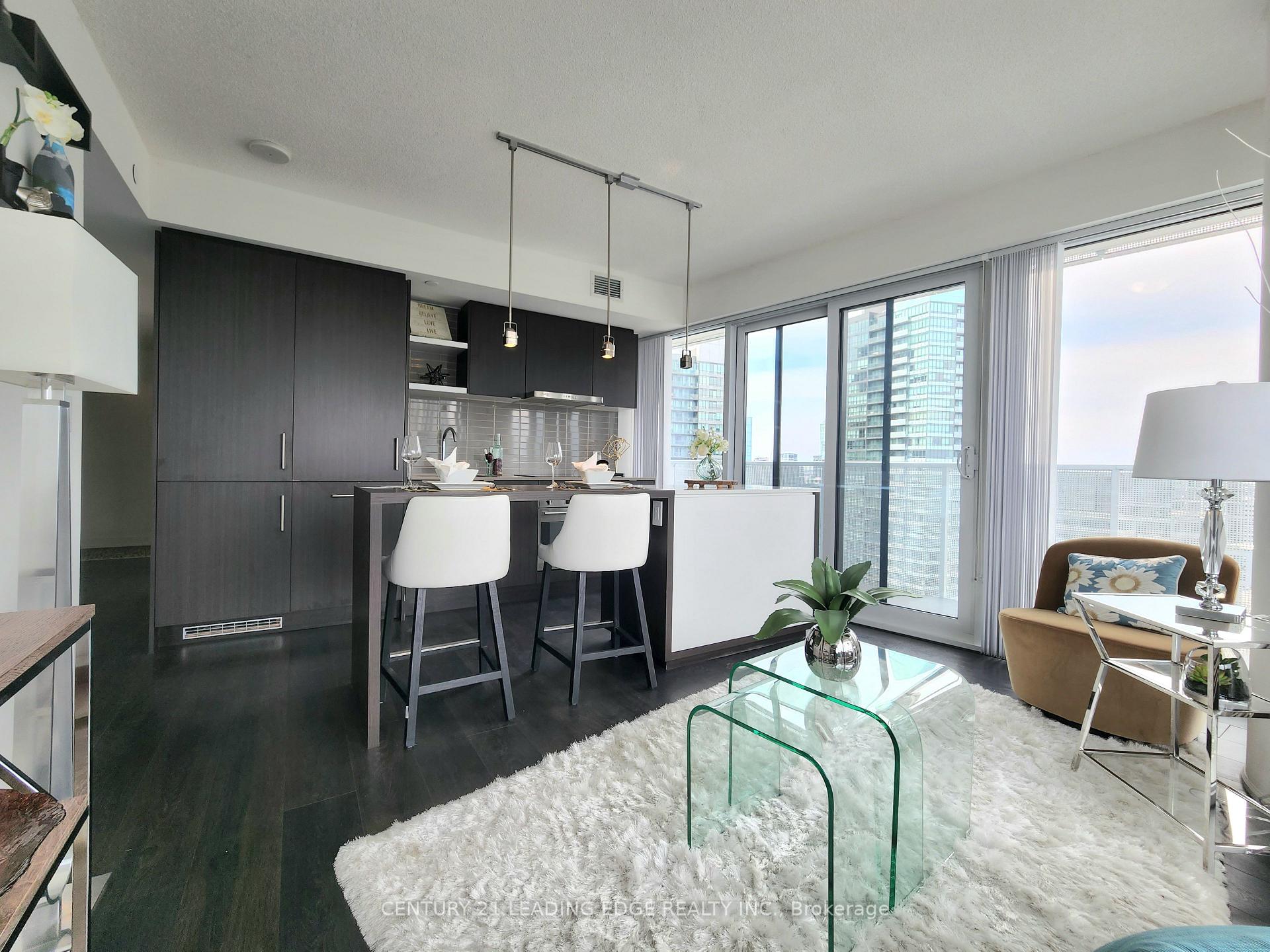2 Bedrooms Condo at 88 Harbour, Toronto For sale
