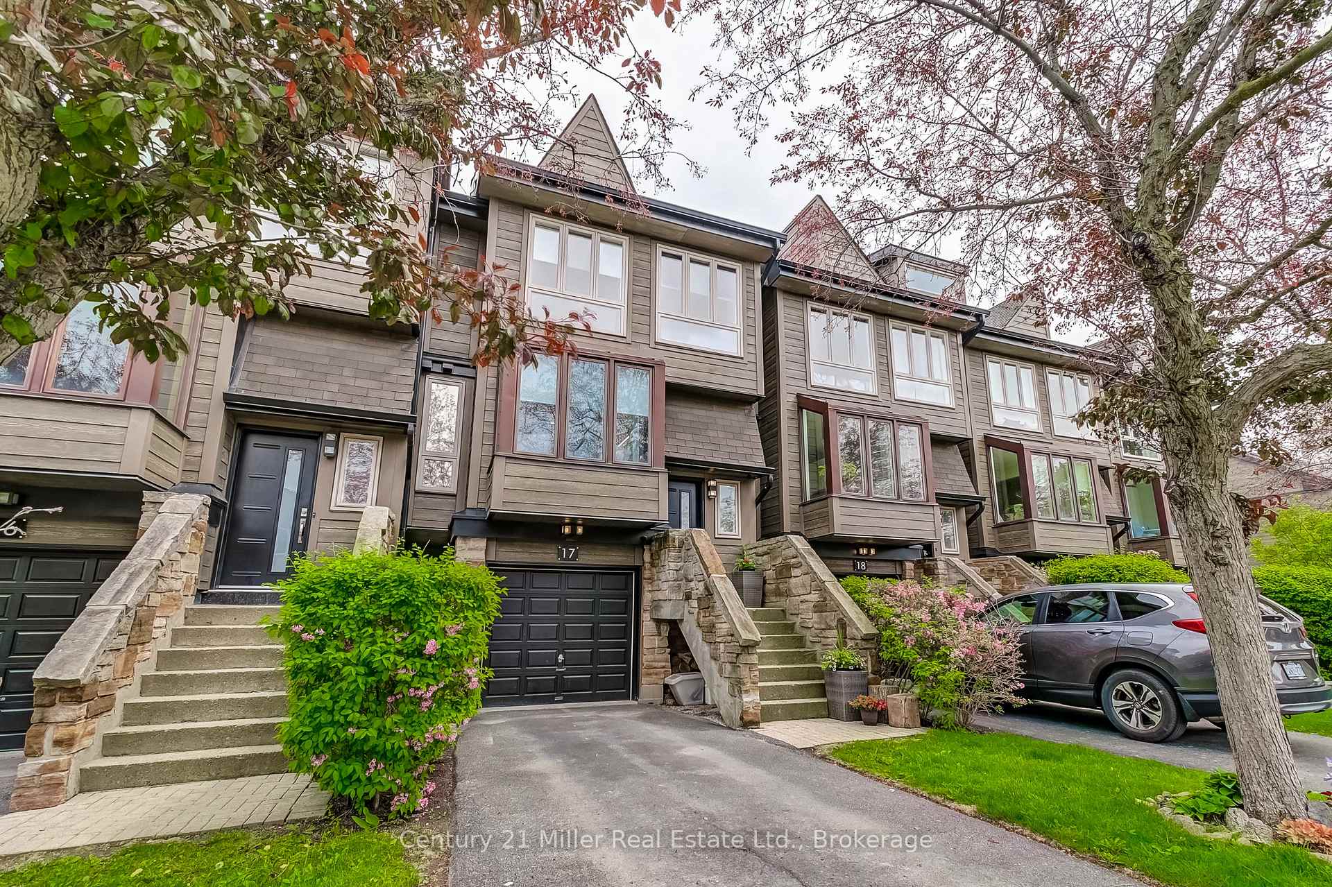 3 Bedrooms Condo at 1120 Queens, Oakville For sale