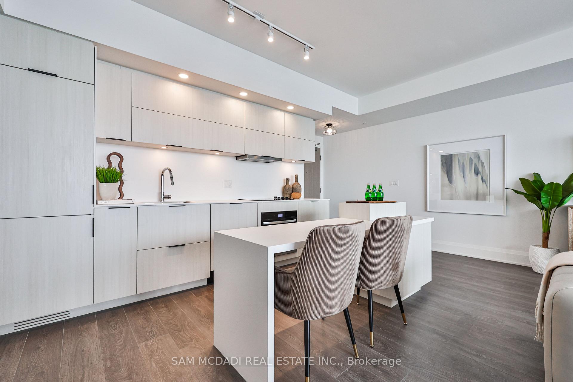 3 Bedrooms Condo at 370 Martha, Burlington For sale