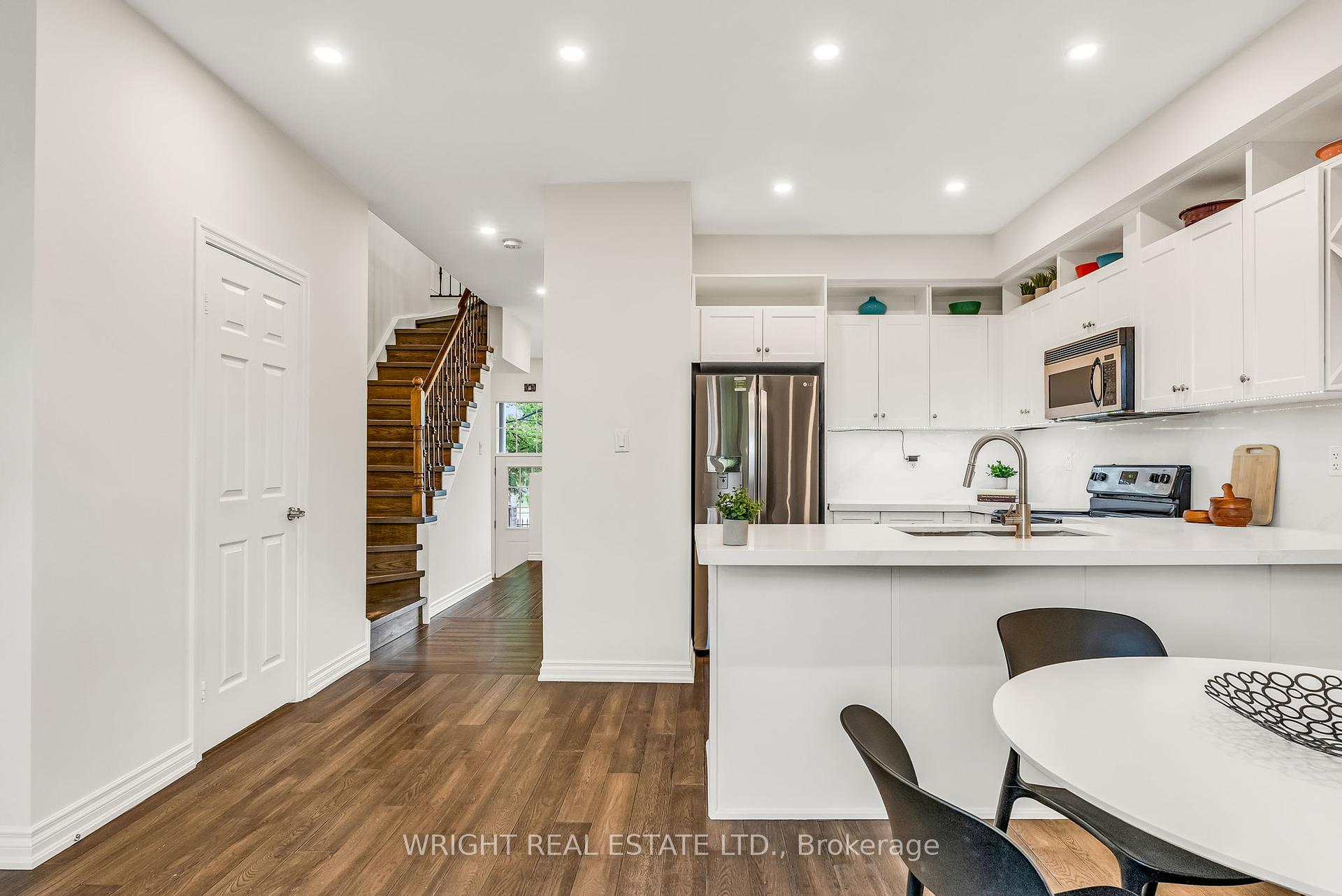 5 Bedrooms Condo at 1347 Rathburn, Mississauga For sale