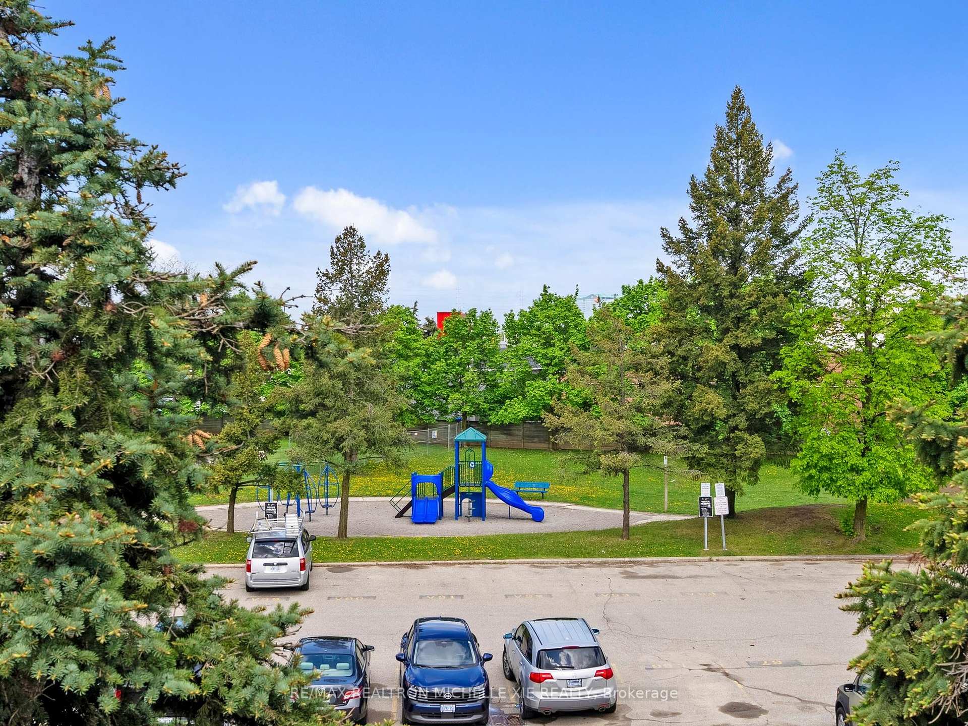 2 Bedrooms Condo at 65 Trailwood, Mississauga For sale
