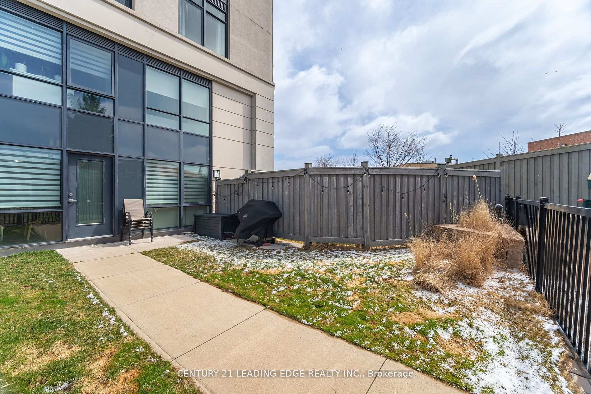 2 Bedrooms Condo at 24 Woodstream, Vaughan For sale