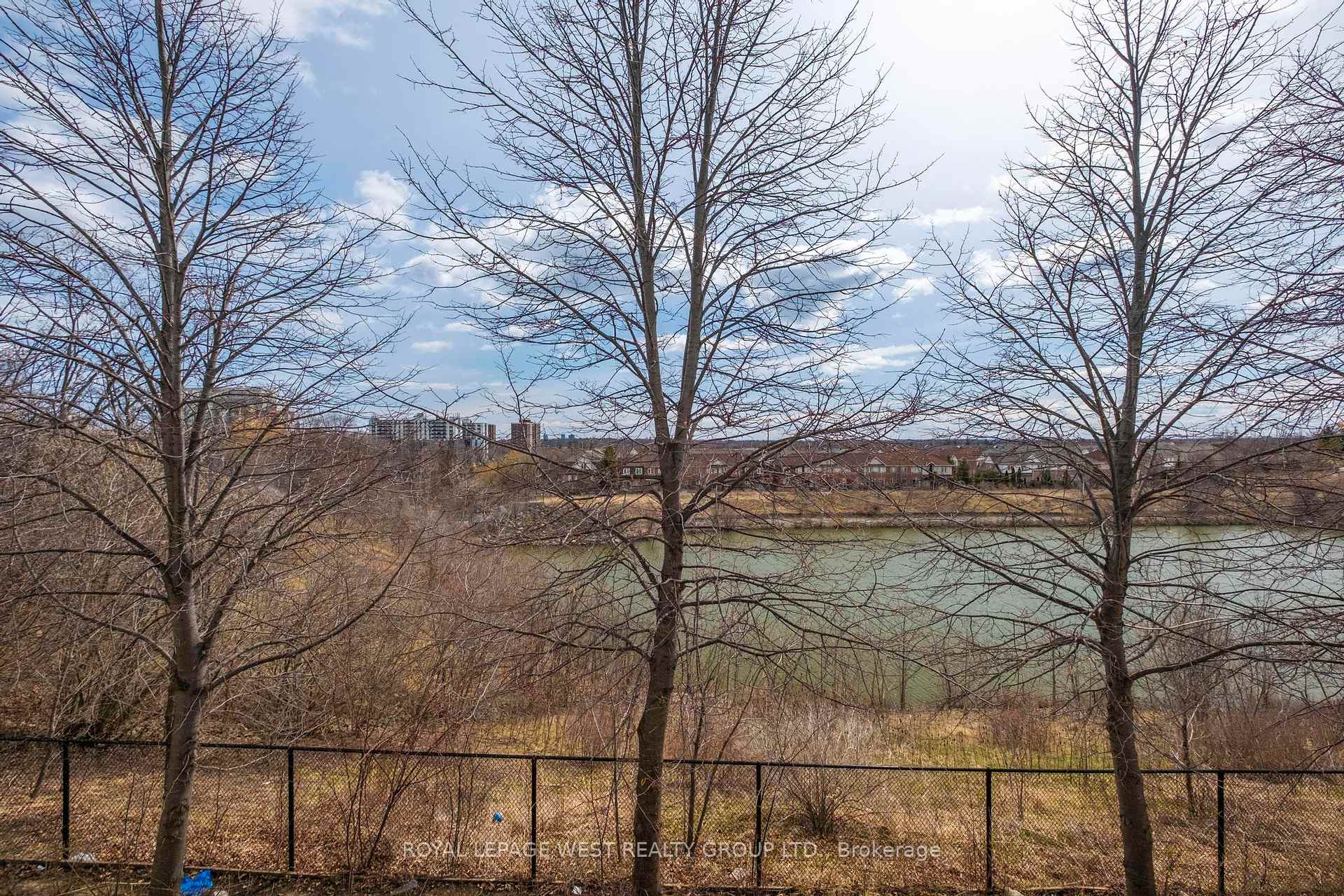 3 Bedrooms Condo at 280 Hillcrest,  Mississauga For sale