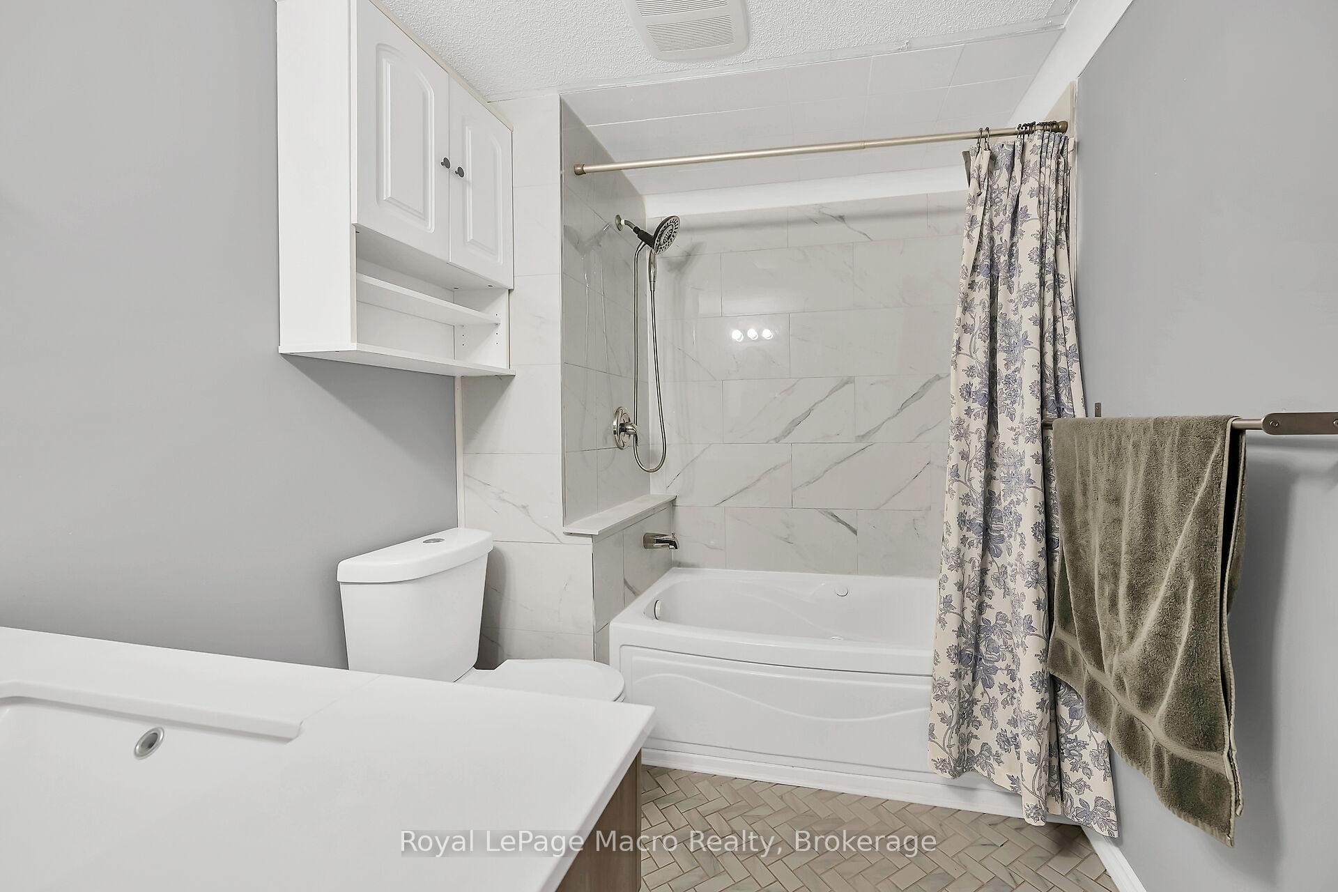3 Bedrooms Condo at 10 Angus, Hamilton For sale