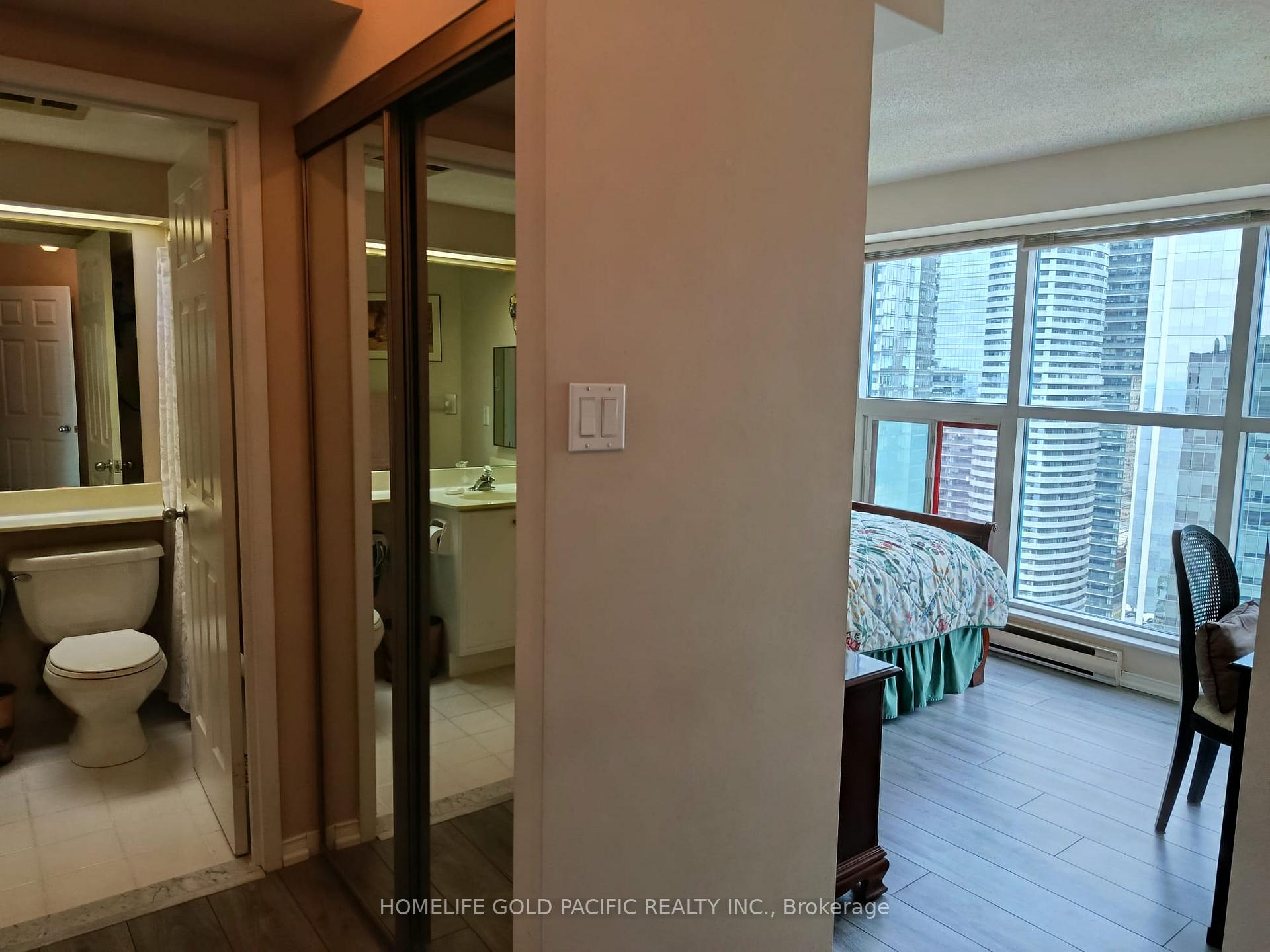 2 Bedrooms Condo at 77 Harbour, Toronto For sale
