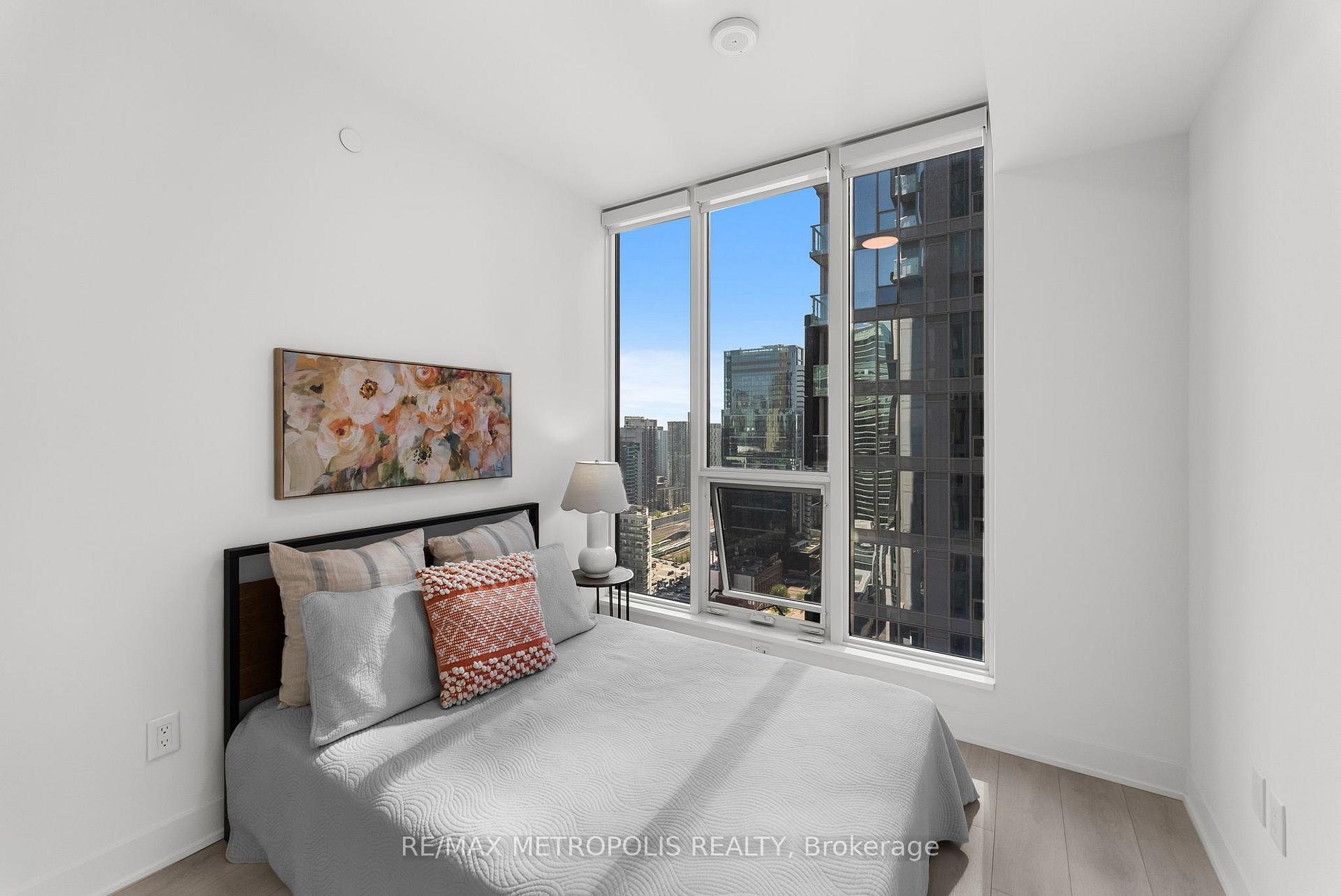 2 Bedrooms Condo at 15 Mercer, Toronto For sale