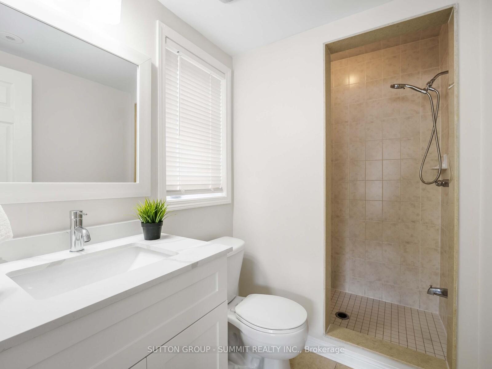 3 Bedrooms Condo at 614 Shoreline, Mississauga For sale