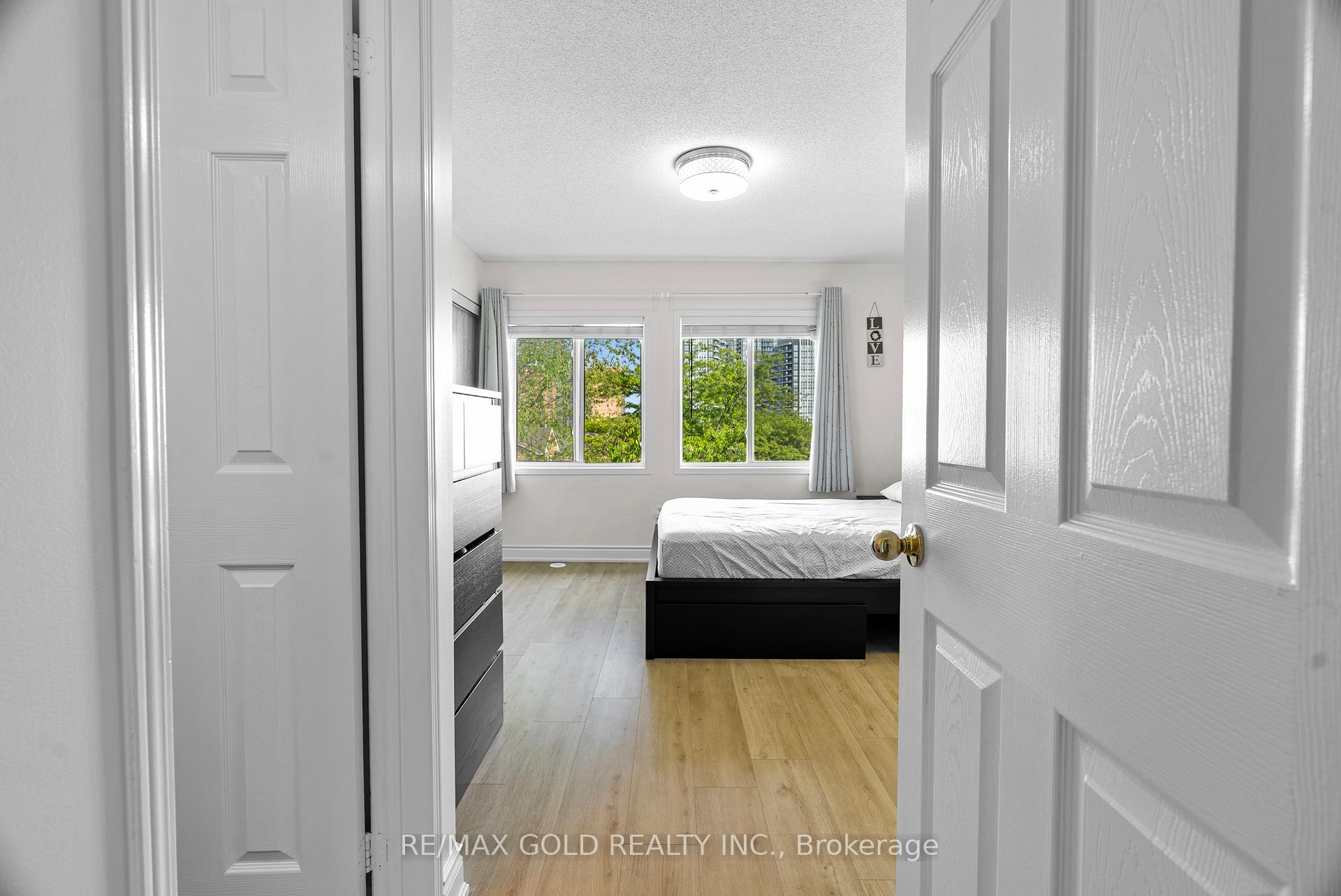 3 Bedrooms Condo at 50 Strathaven, Mississauga For sale