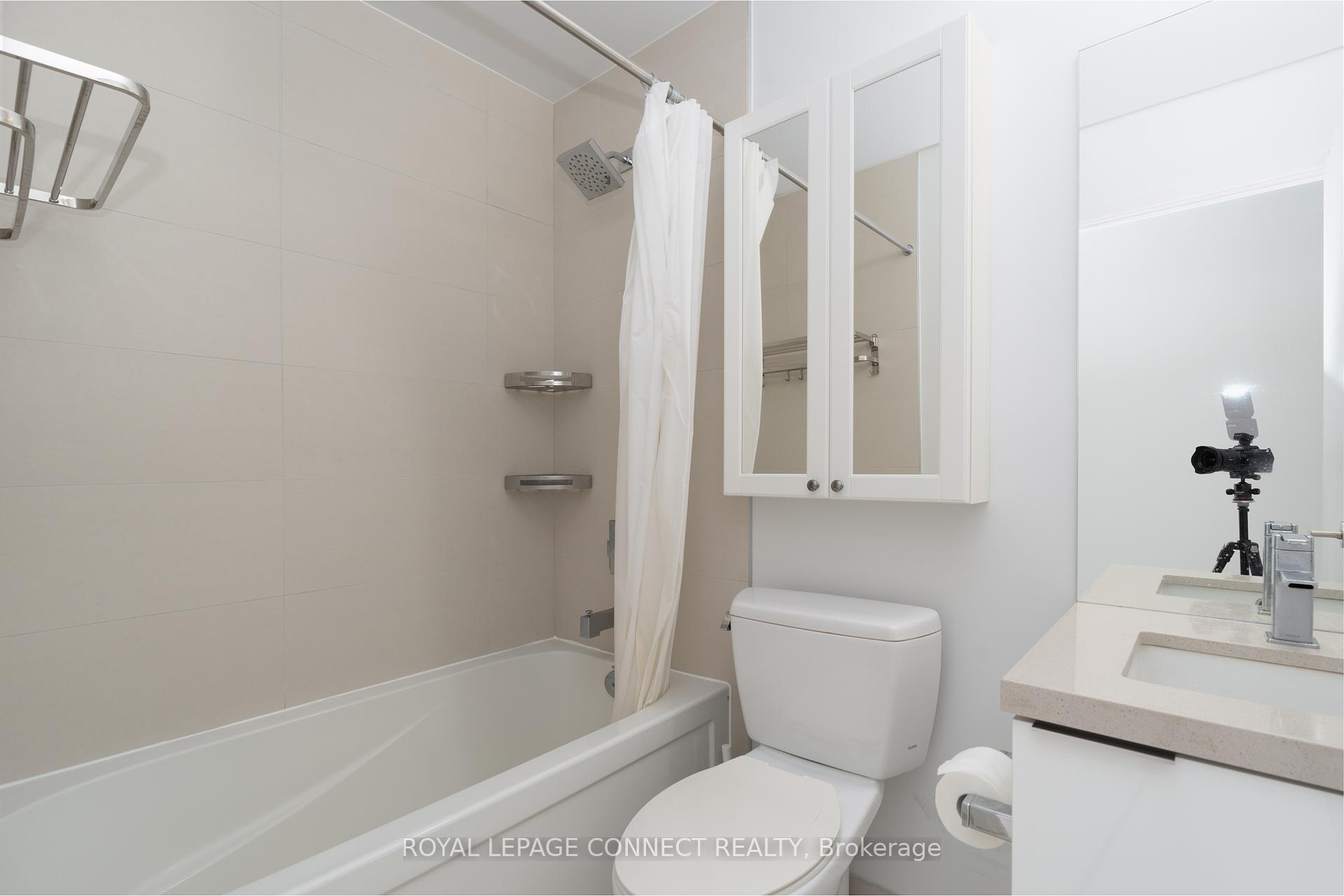 2 Bedrooms Condo at 8 Eglinton, Toronto For sale