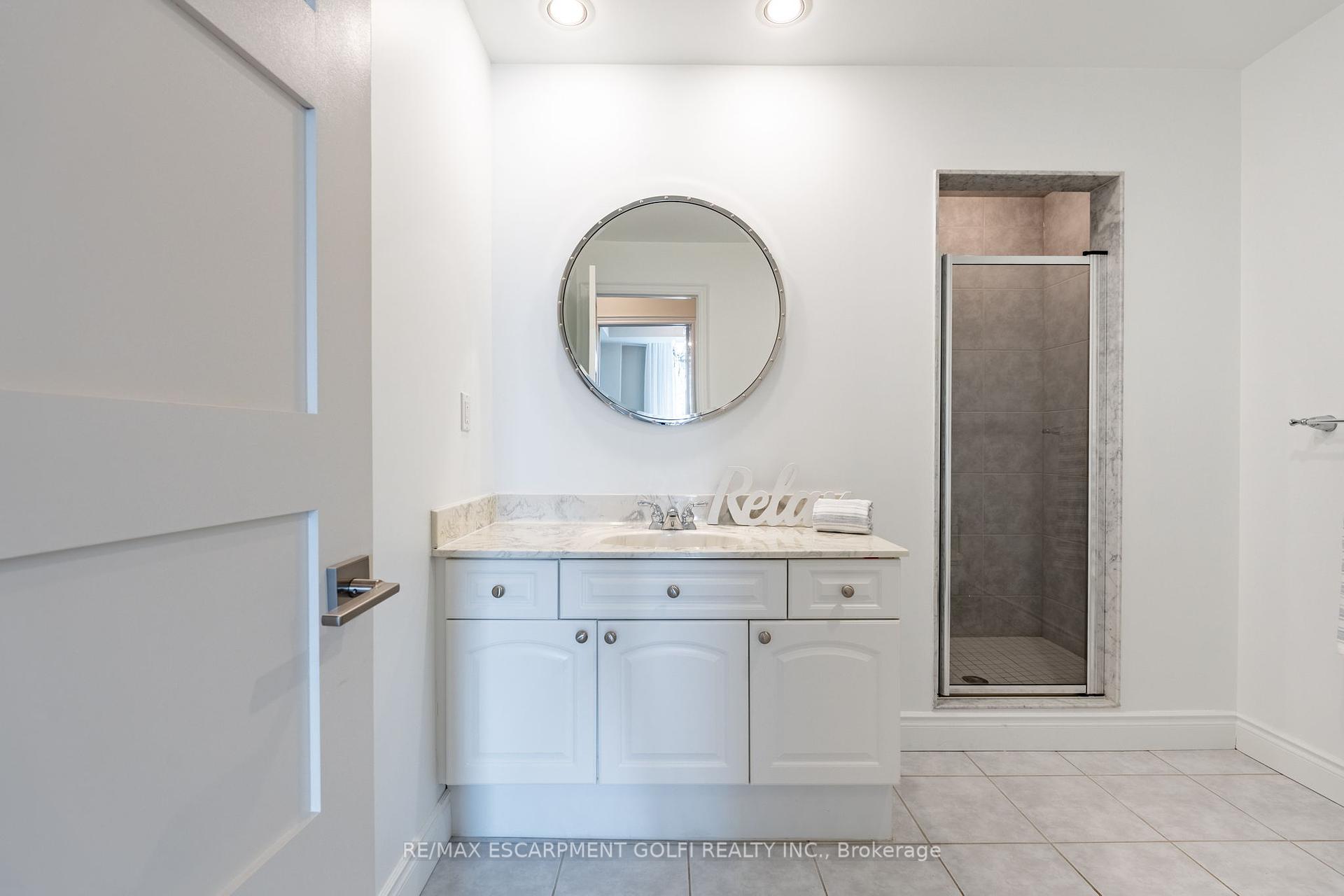 2 Bedrooms Condo at 1477 Lakeshore, Burlington For sale