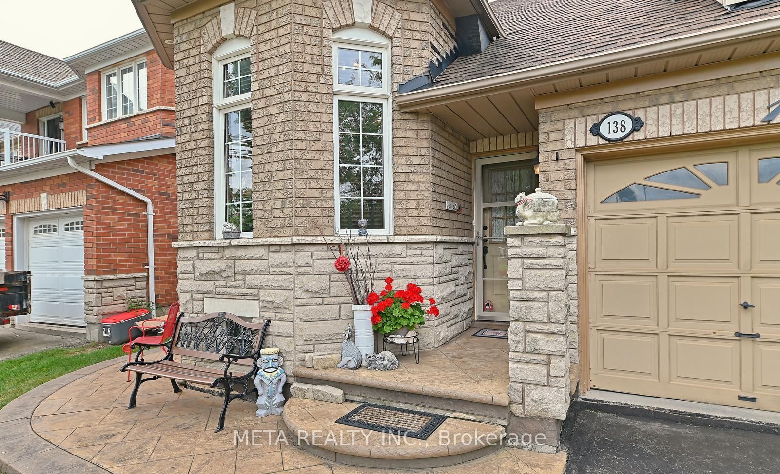 138 Van scott Drive N, #UPPER