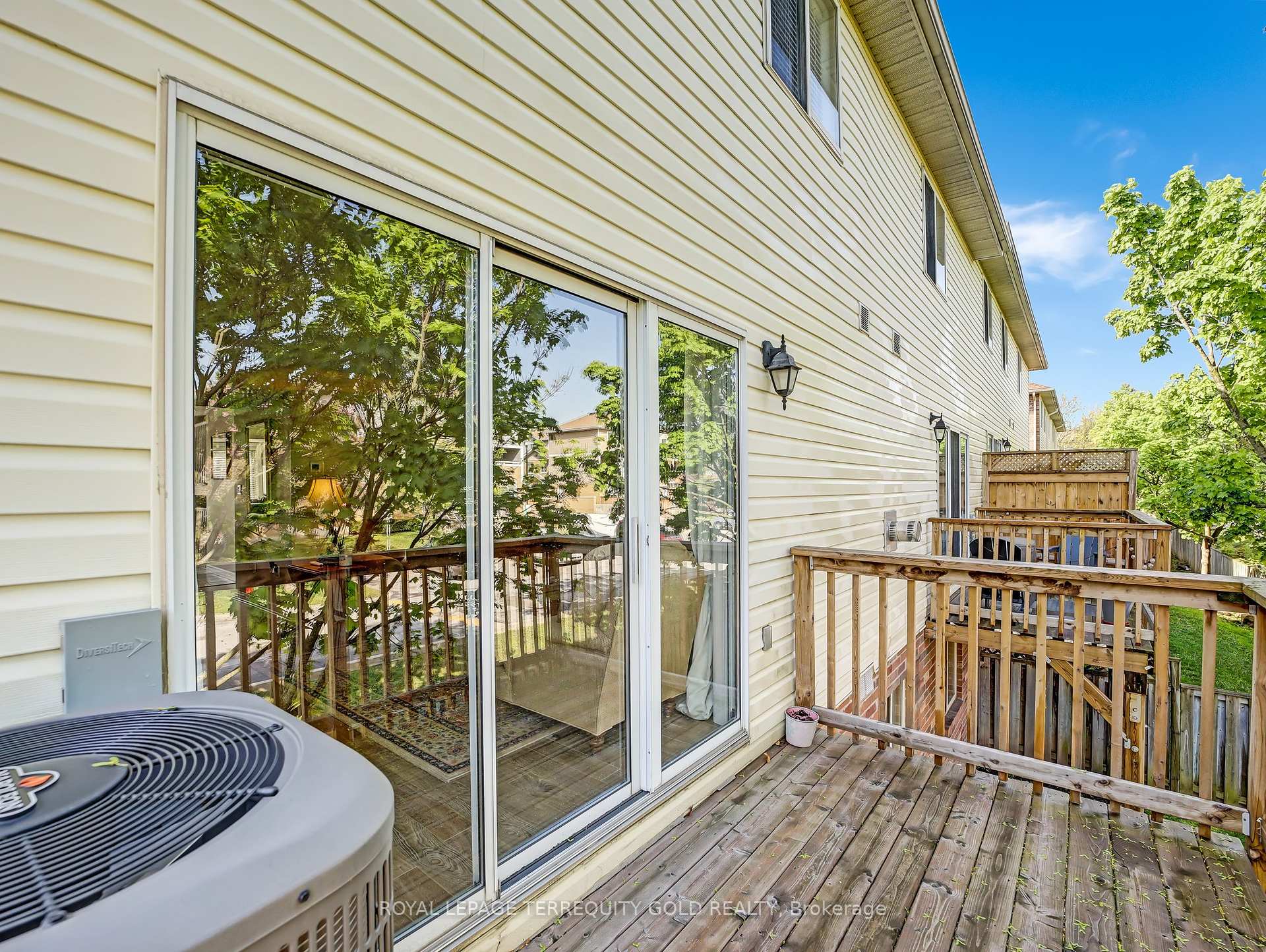 3 Bedrooms Condo at 4045 Upper Middle, Burlington For sale