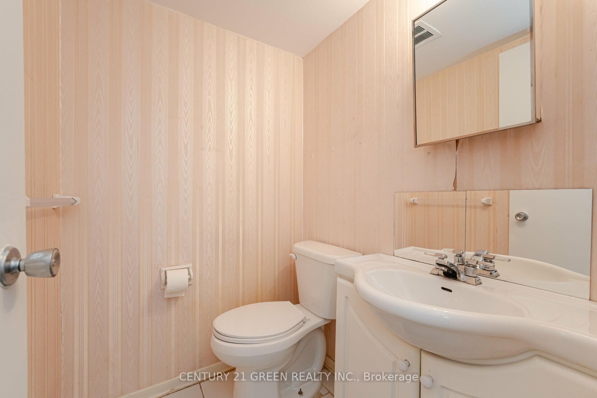 4 Bedrooms Condo at 5 Parkway Forest,  Toronto For sale