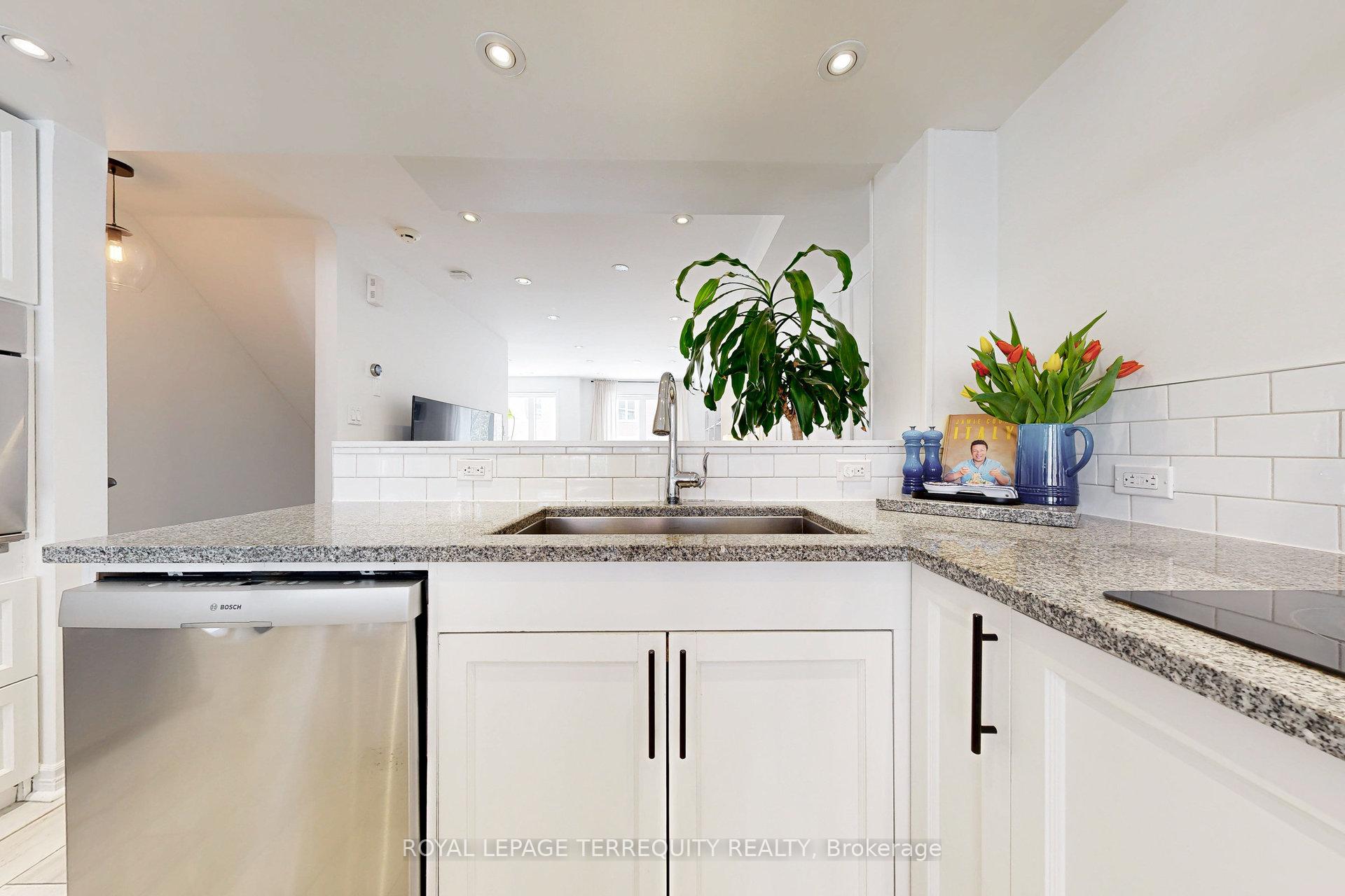 3 Bedrooms Condo at 25 Laidlaw, Toronto For sale