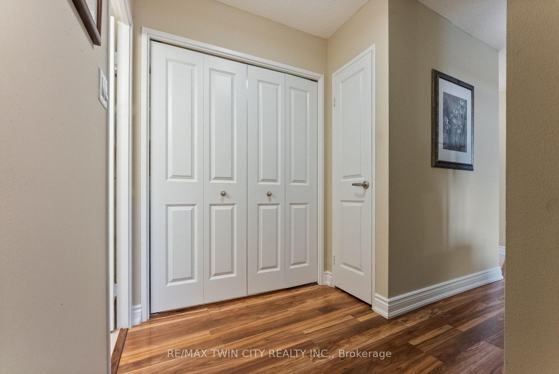 2 Bedrooms Condo at 301 Frances, Hamilton For sale