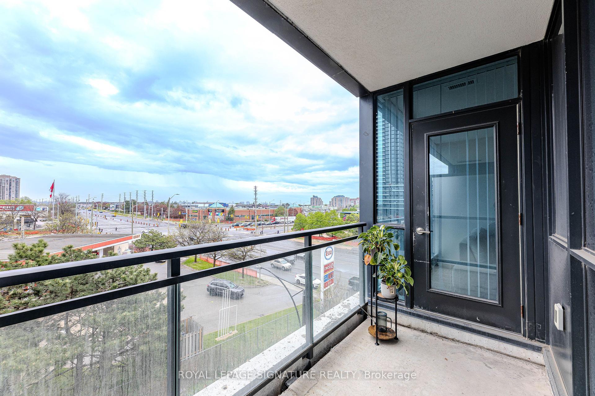 2 Bedrooms Condo at 55 Eglinton, Mississauga For sale