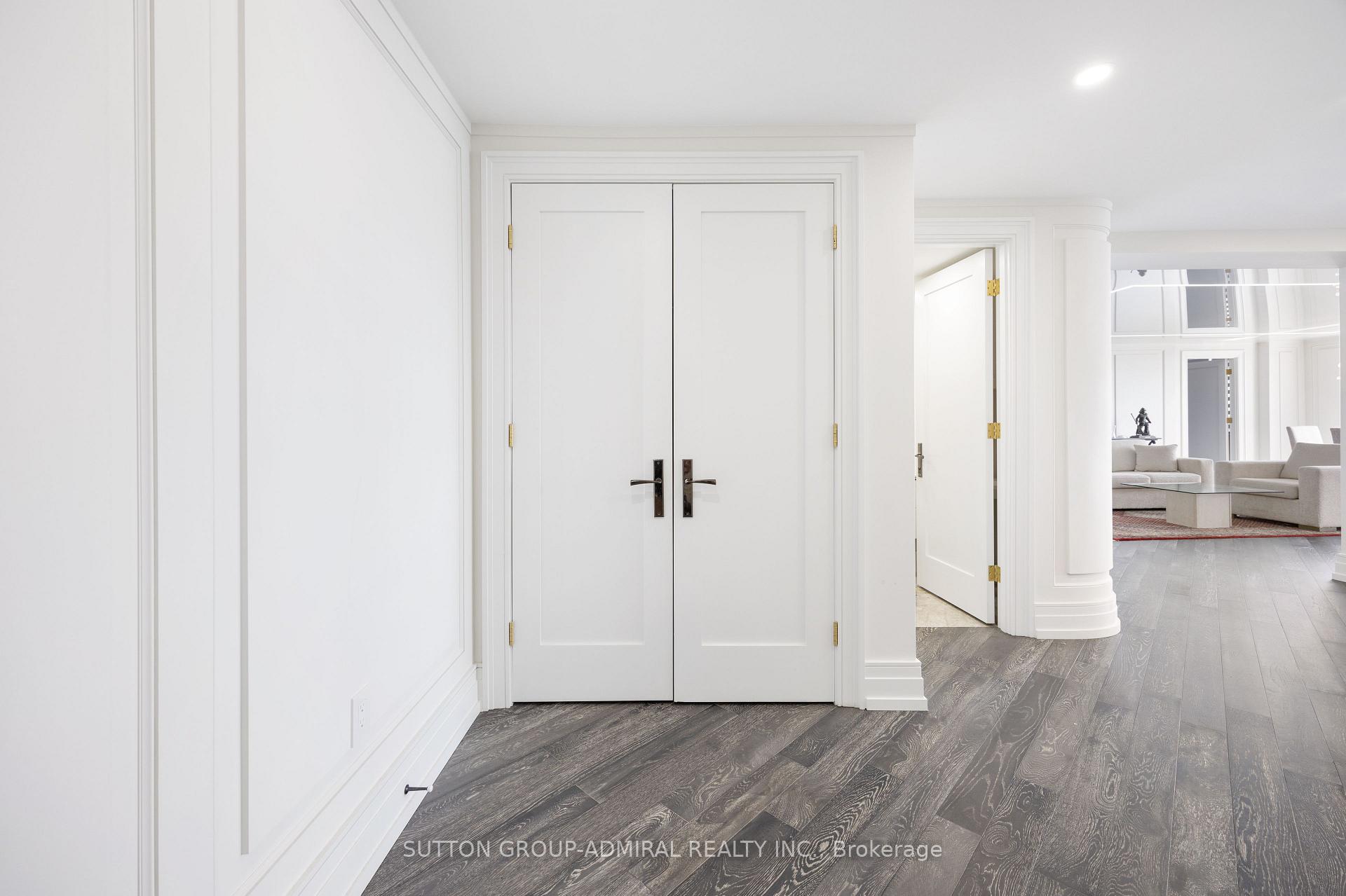 2 Bedrooms Condo at 131 Beecroft, Toronto For sale