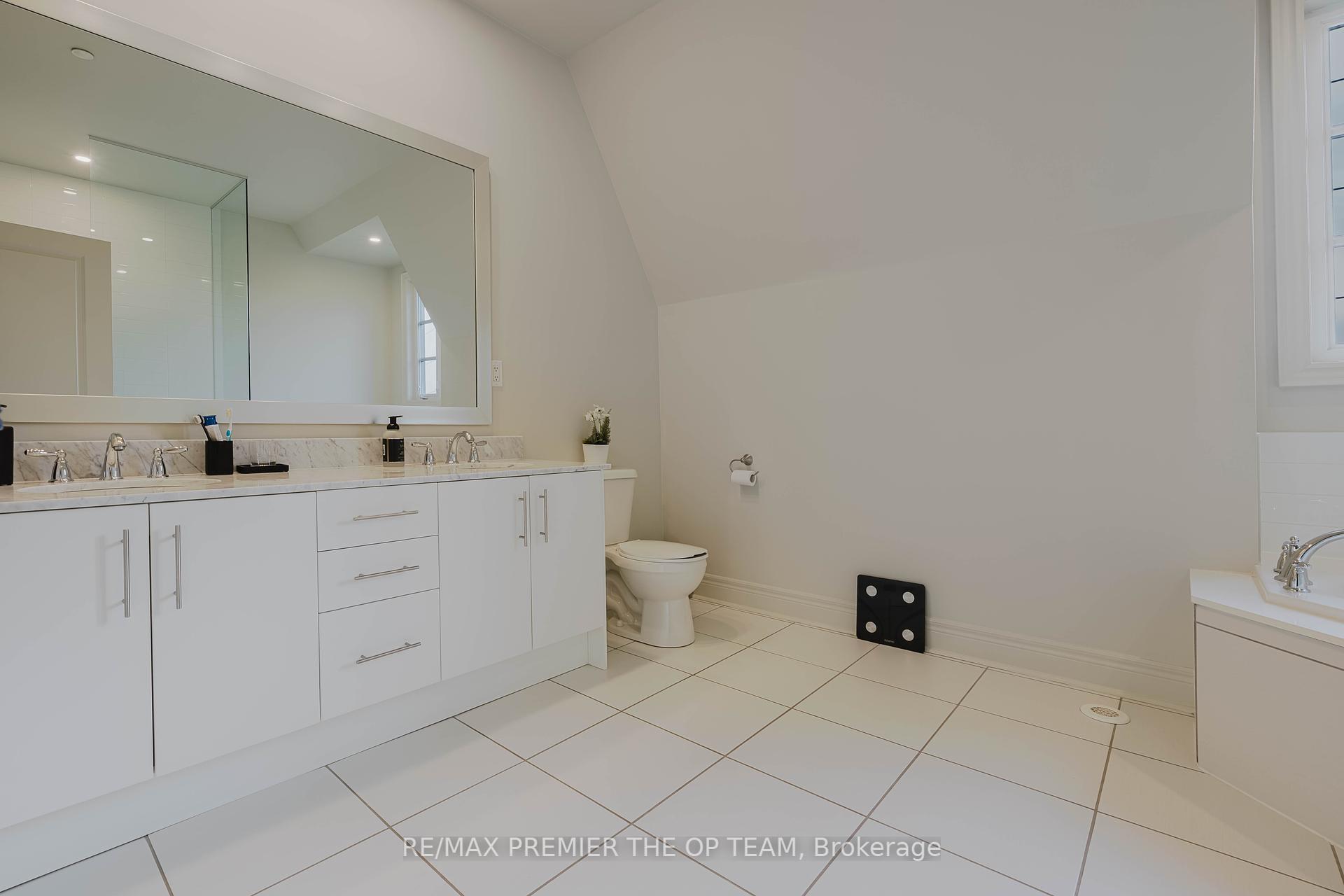 3 Bedrooms Condo at 8347 Kipling, Vaughan For sale