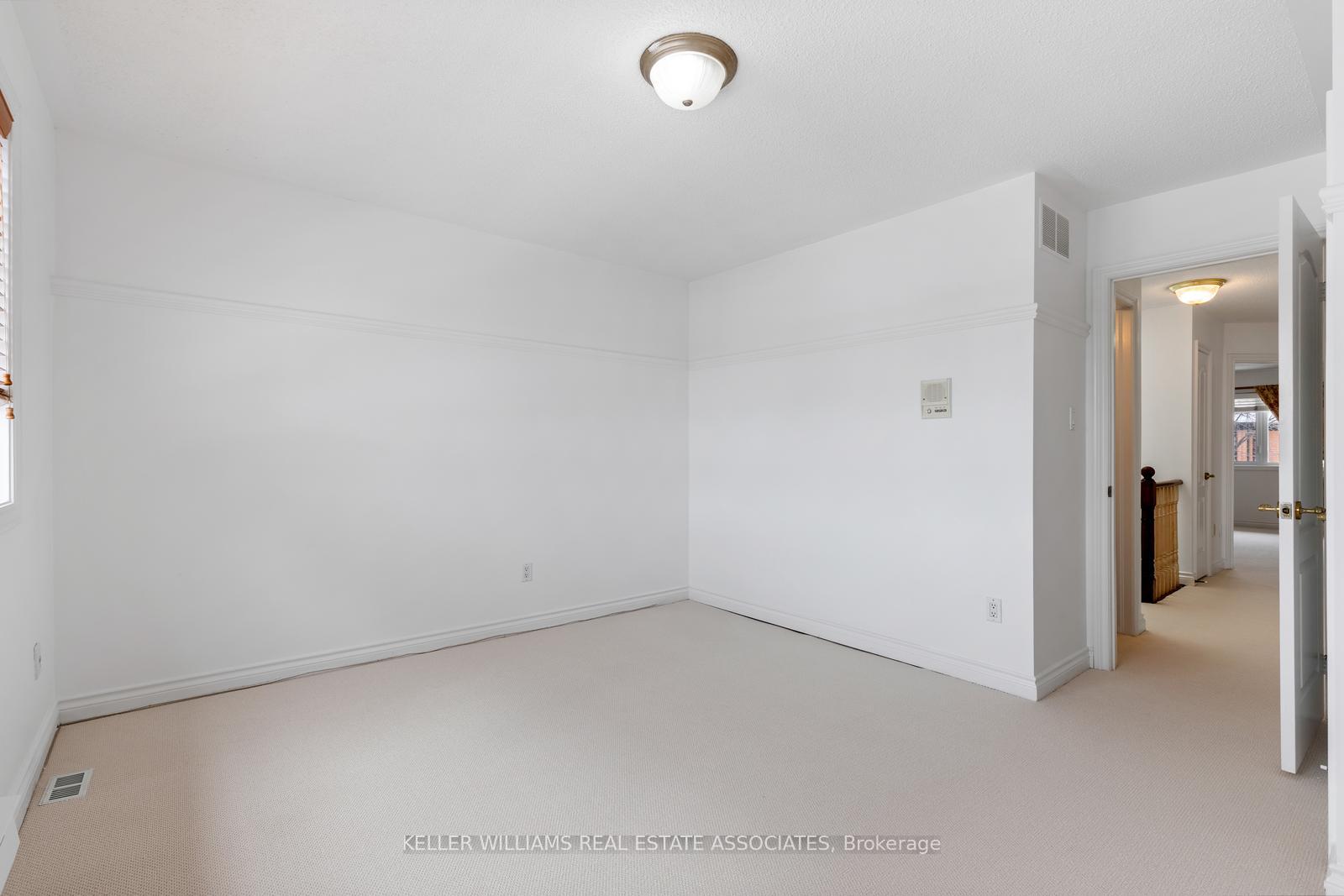 3 Bedrooms Condo at 5480 Glen Erin, Mississauga For sale
