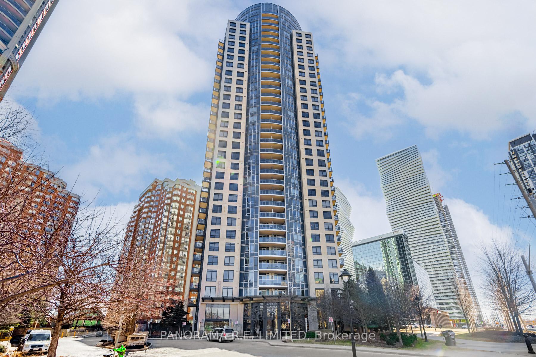 3 Bedrooms Condo at 330 Burnhamthorpe, Mississauga For sale