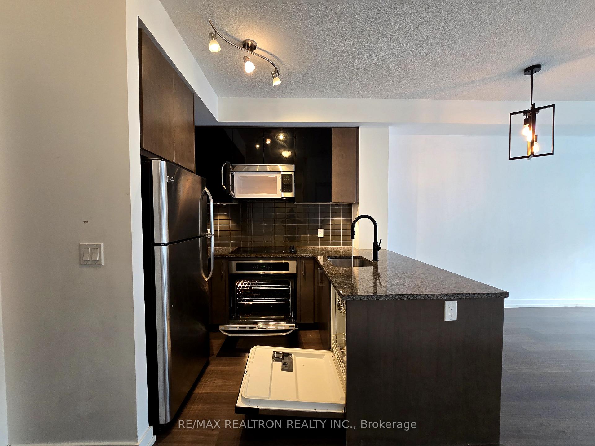 2 Bedrooms Condo at 89 Dunfield,  Toronto For sale