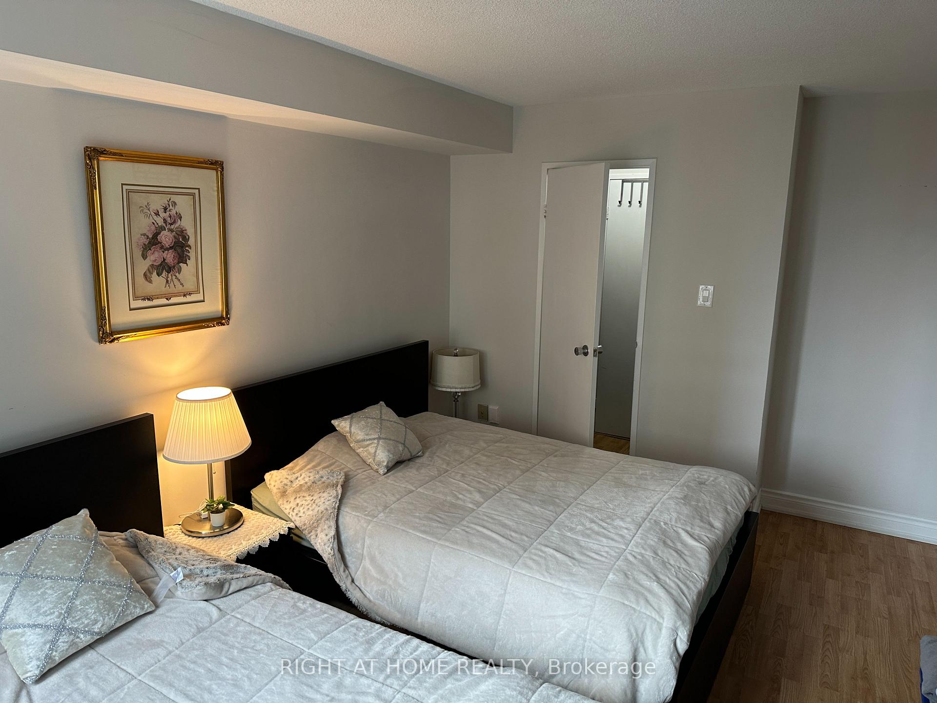 3 Bedrooms Condo at 300 Webb,  Mississauga For sale