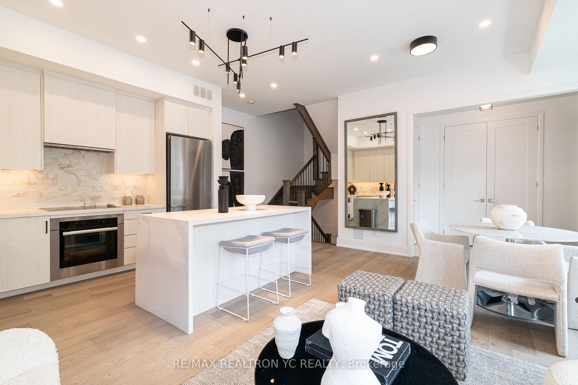 4 Bedrooms Condo at 18 Greenbriar, Toronto For sale