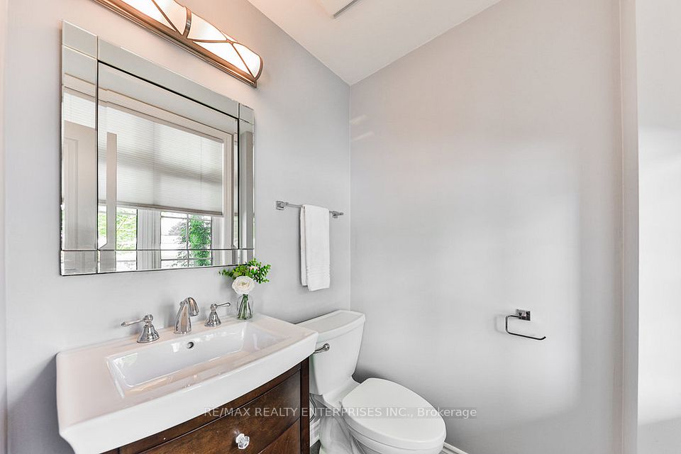 2 Pc Powder Room, Picture Window