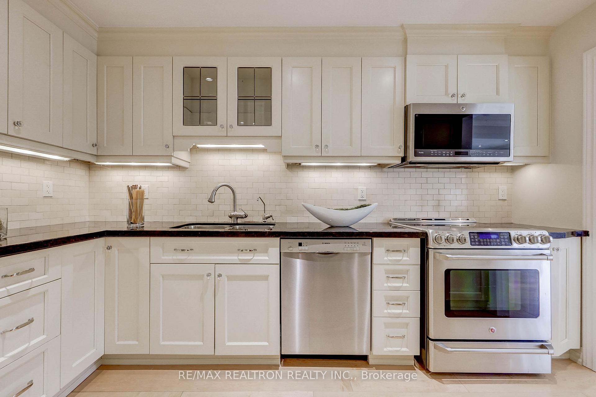 5 Bedrooms Condo at 14 Anvil Millway, Toronto For sale
