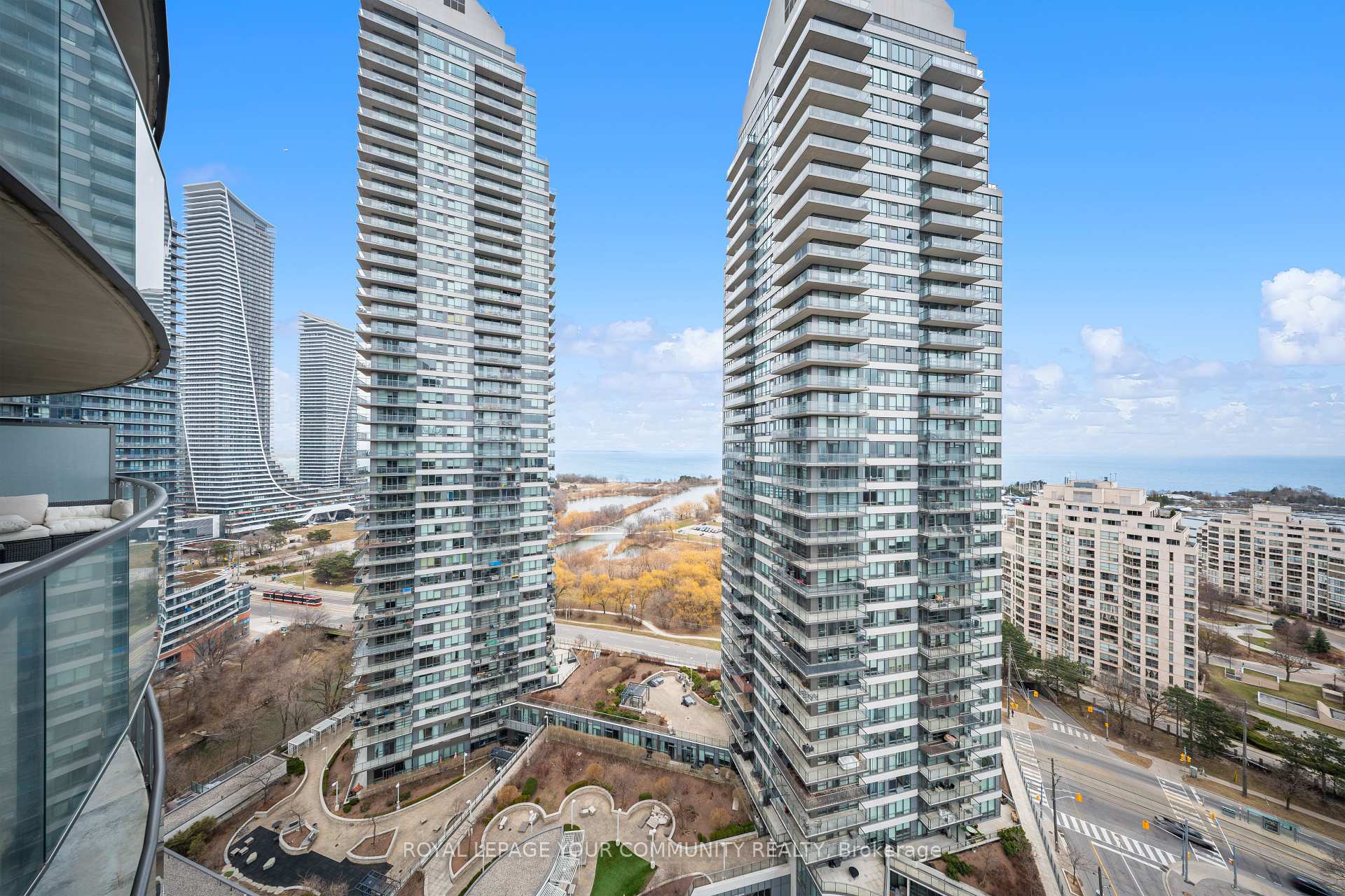 2 Bedrooms Condo at 15 Legion, Toronto For sale