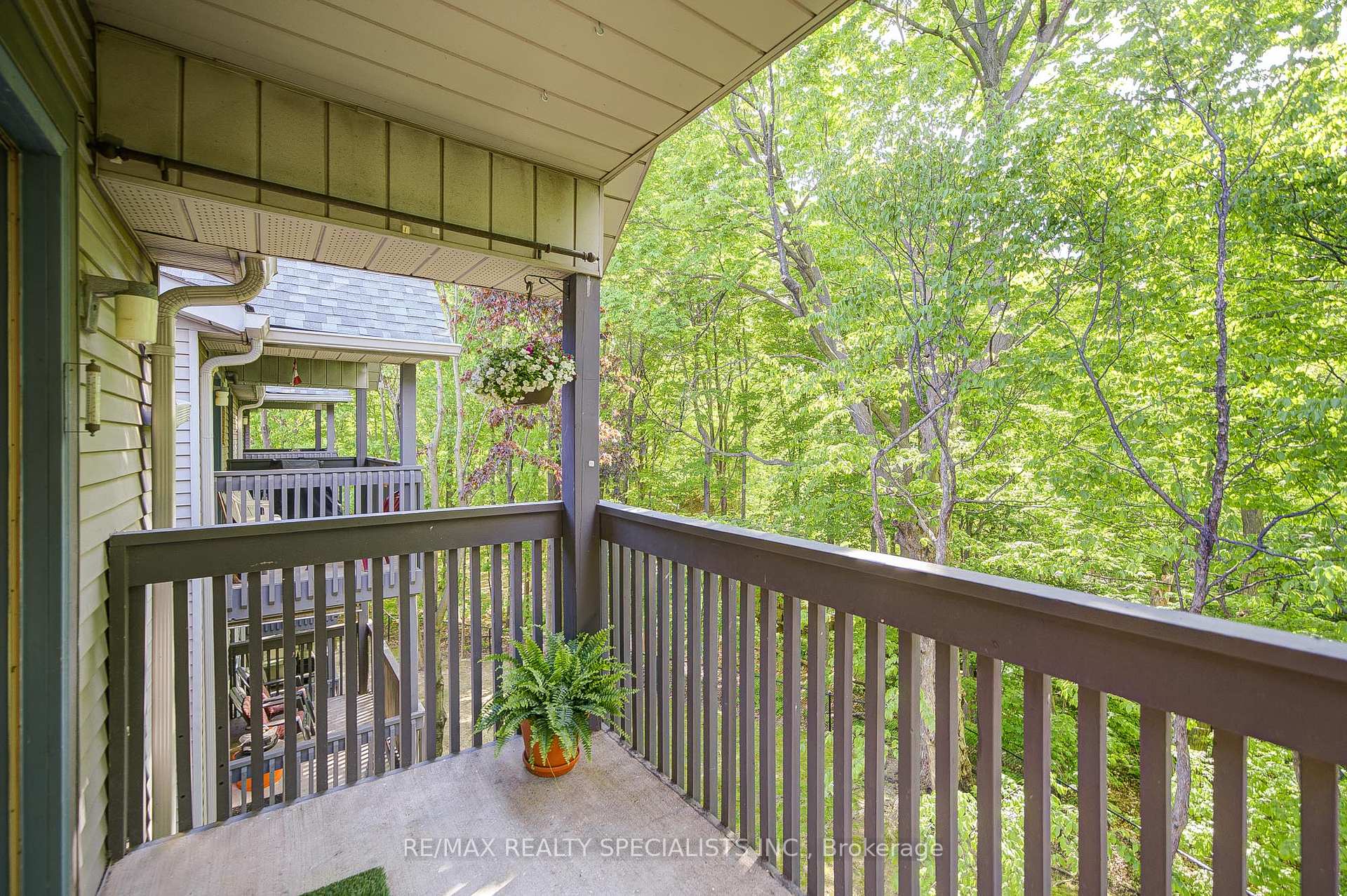 2 Bedrooms Condo at 2030 Cleaver, Burlington For sale