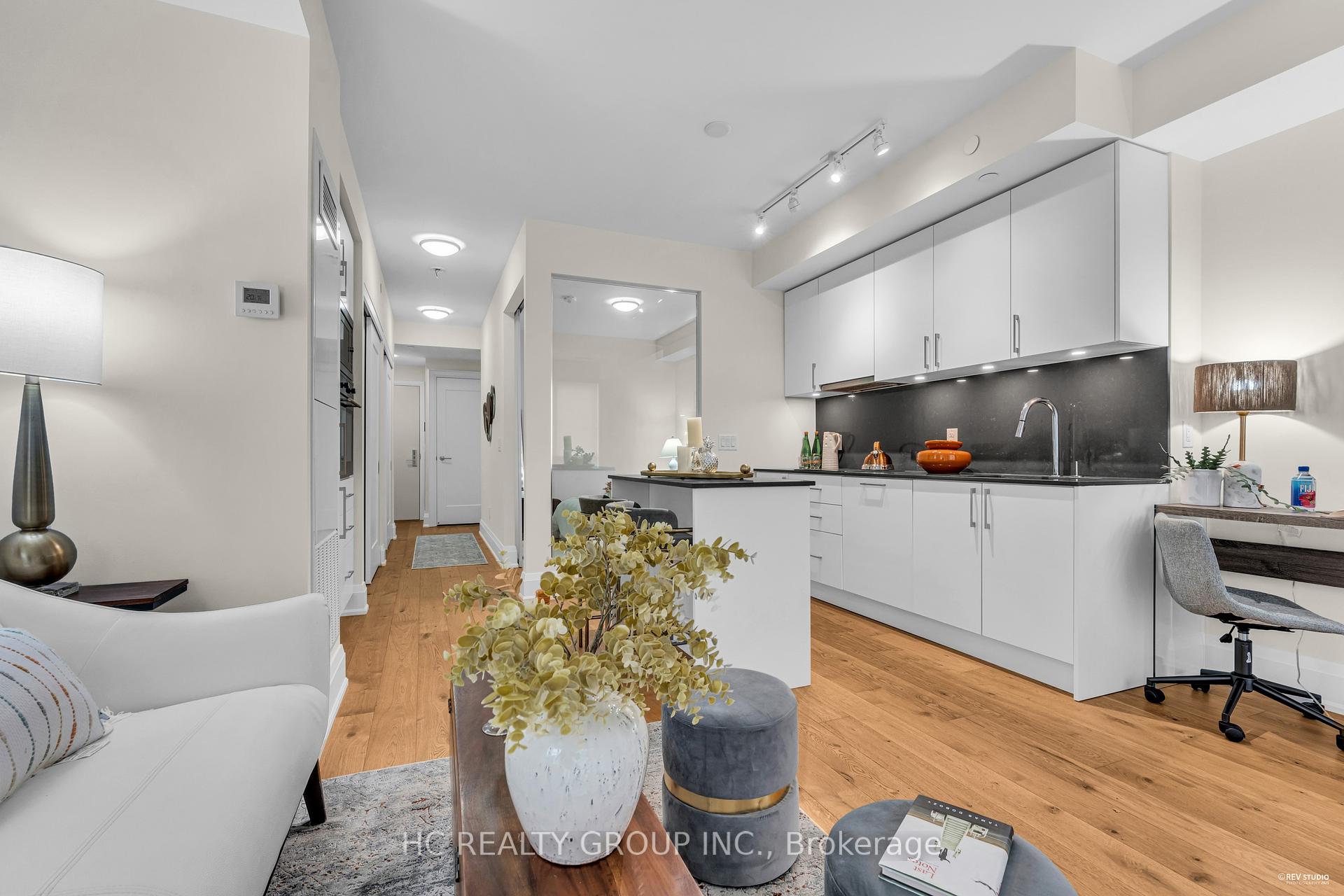 2 Bedrooms Condo at 88 Cumberland,  Toronto For sale