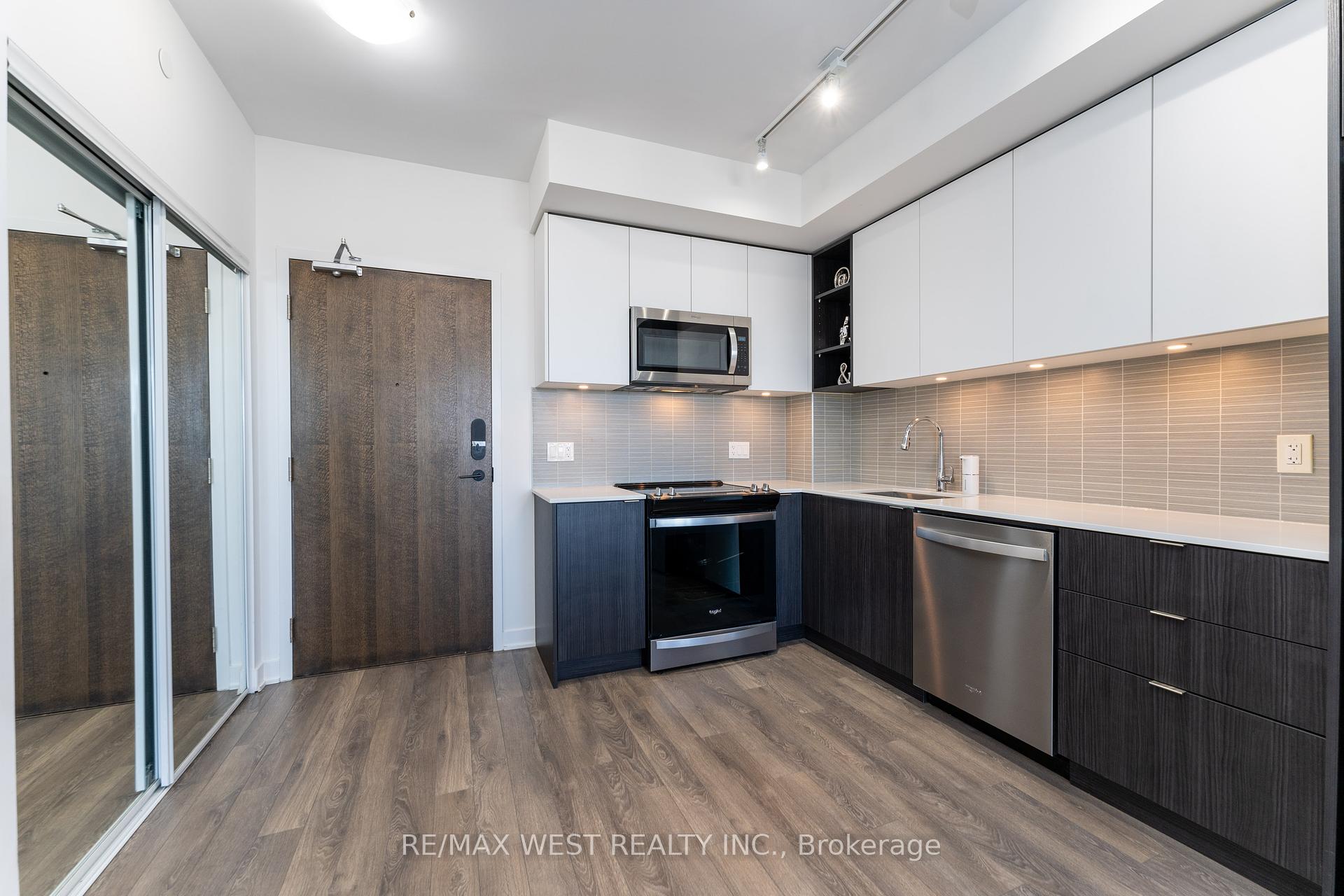 1 Bedroom Condo at 100 Eagle Rock, Vaughan For sale