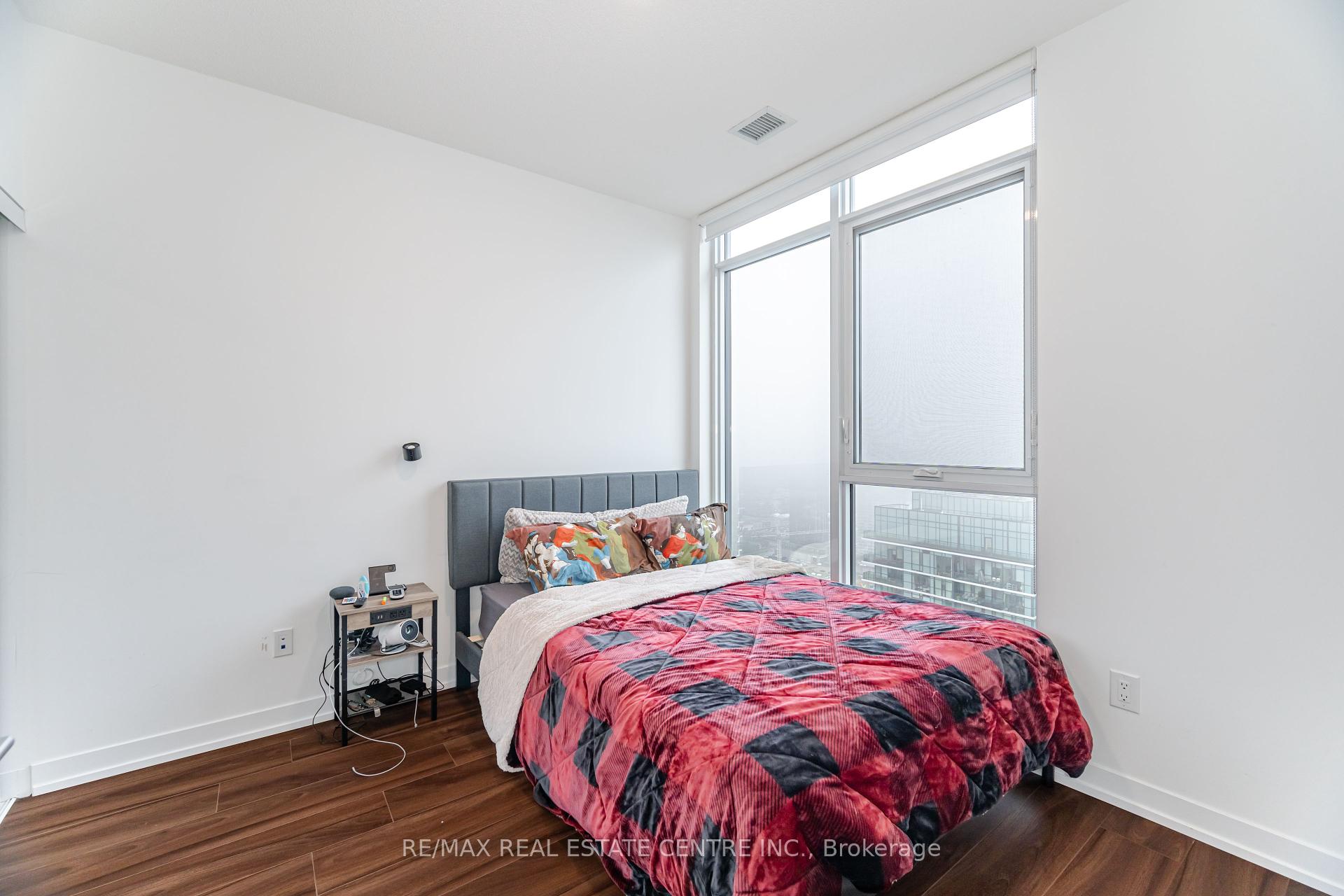 2 Bedrooms Condo at 4065 Confederation, Mississauga For sale