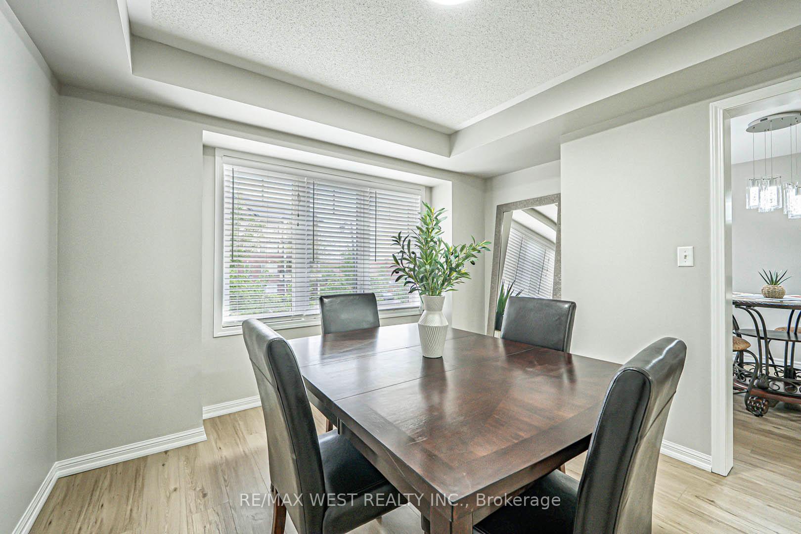 3 Bedrooms Condo at 3050 Rotary, Burlington For sale