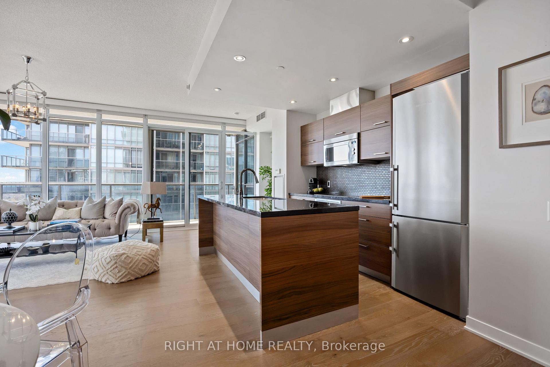 3 Bedrooms Condo at 90 Park Lawn, Toronto For sale