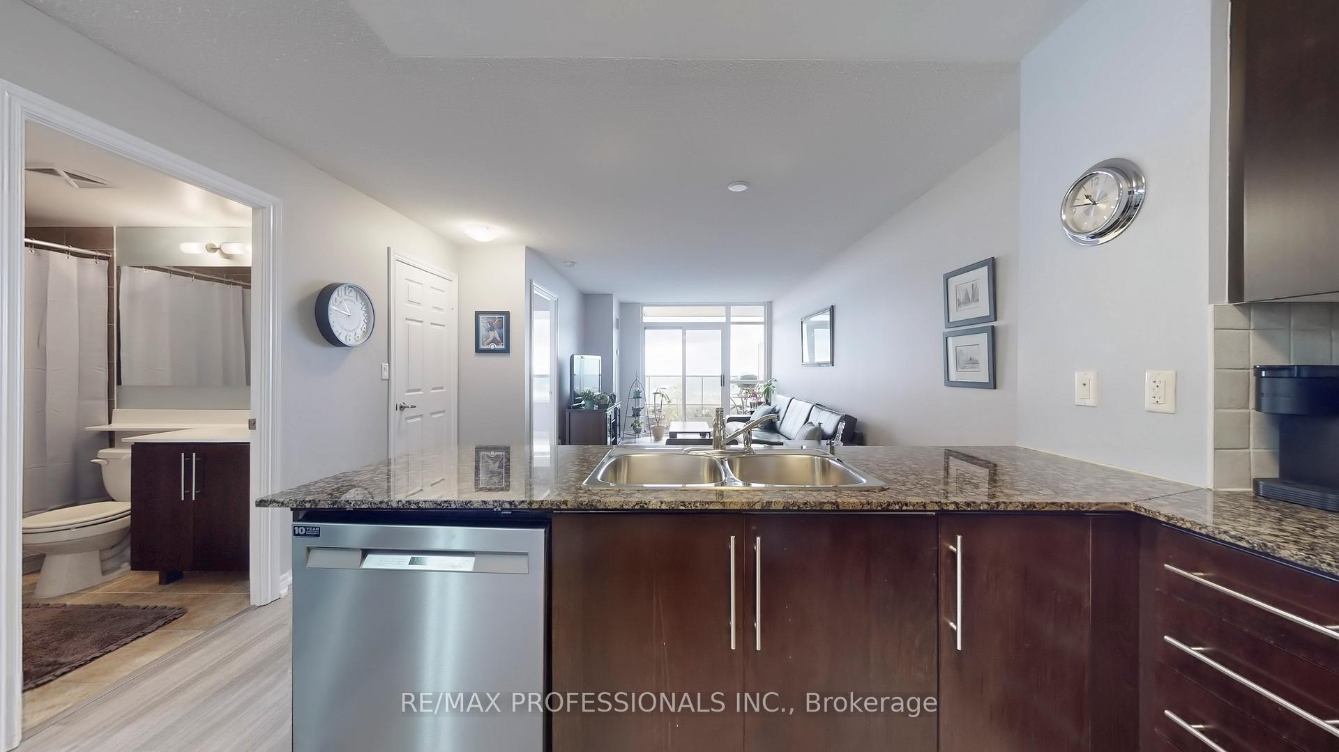 2 Bedrooms Co-op at 310 Burnhamthorpe, Mississauga For sale
