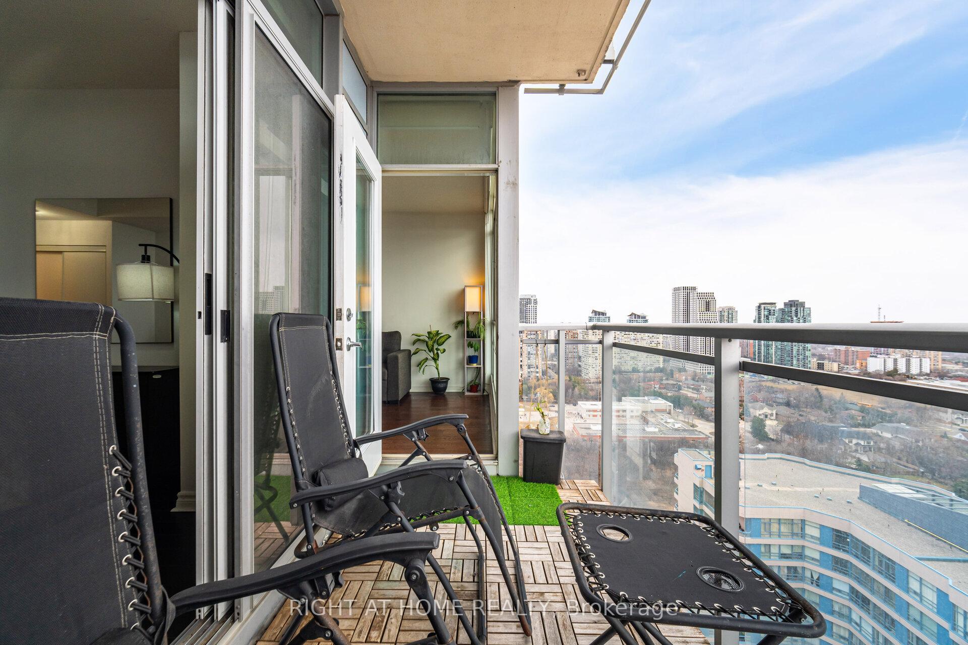 2 Bedrooms Condo at 225 Webb, Mississauga For sale