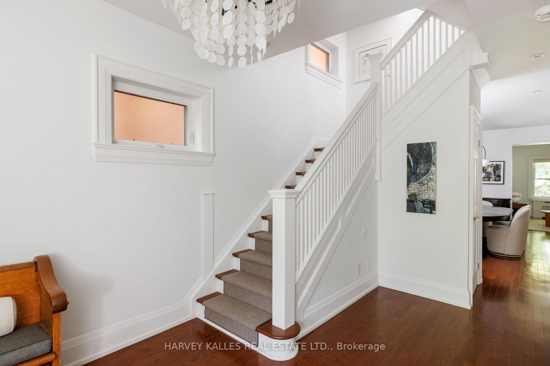 8 Edgewood Crescent
