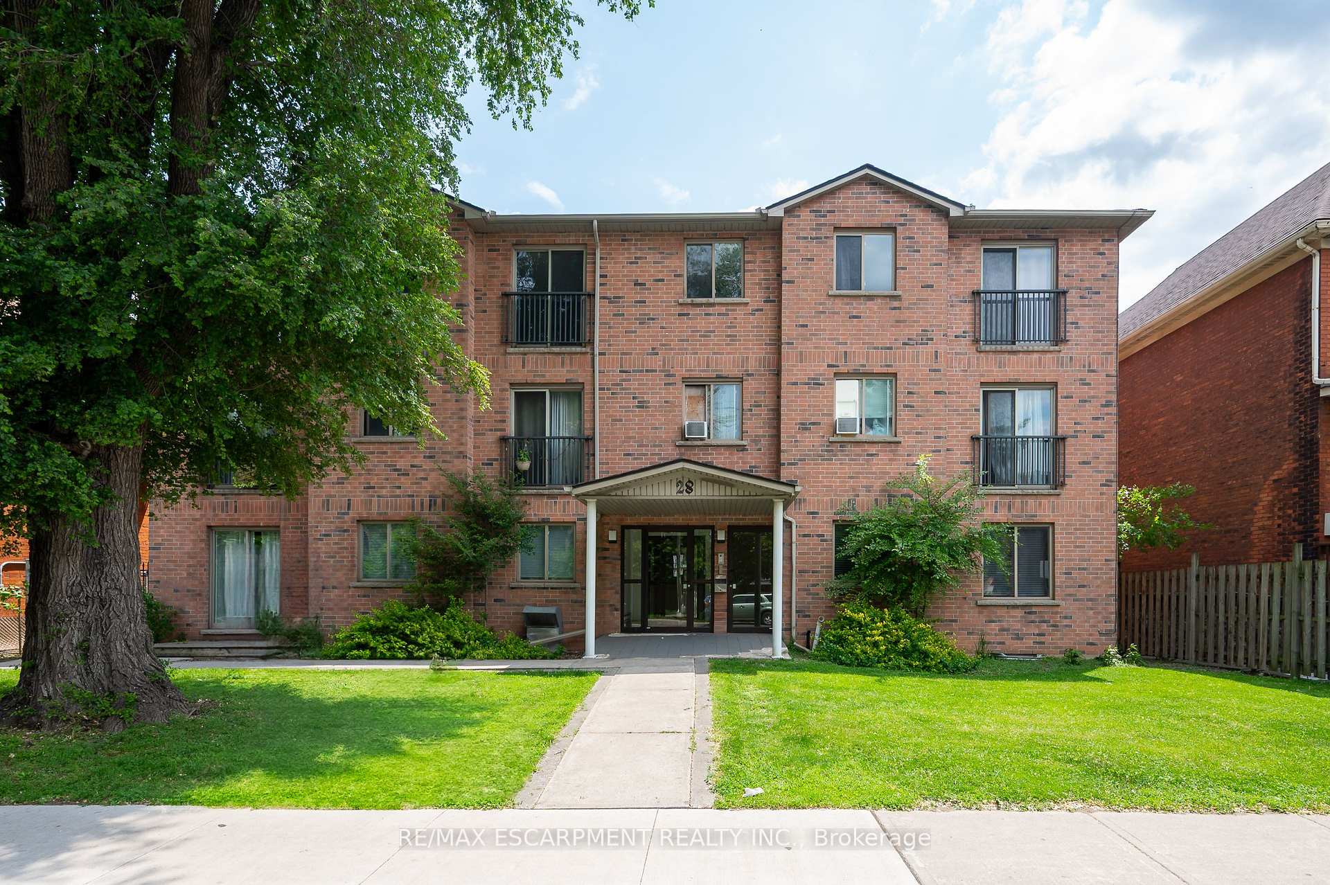 2 Bedrooms Condo at 28 Victoria, Hamilton For sale
